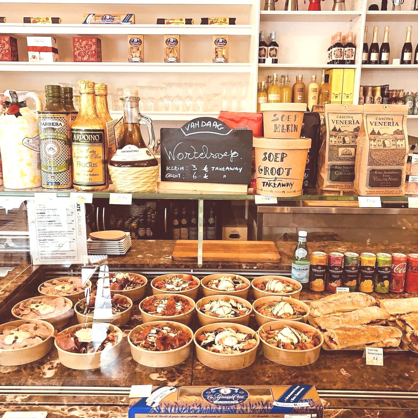 Italiaanse winkel van Da Lory op Hopland 27 te Antwerpen met delicatessen zoals olijfolie wijn grappa koekjes