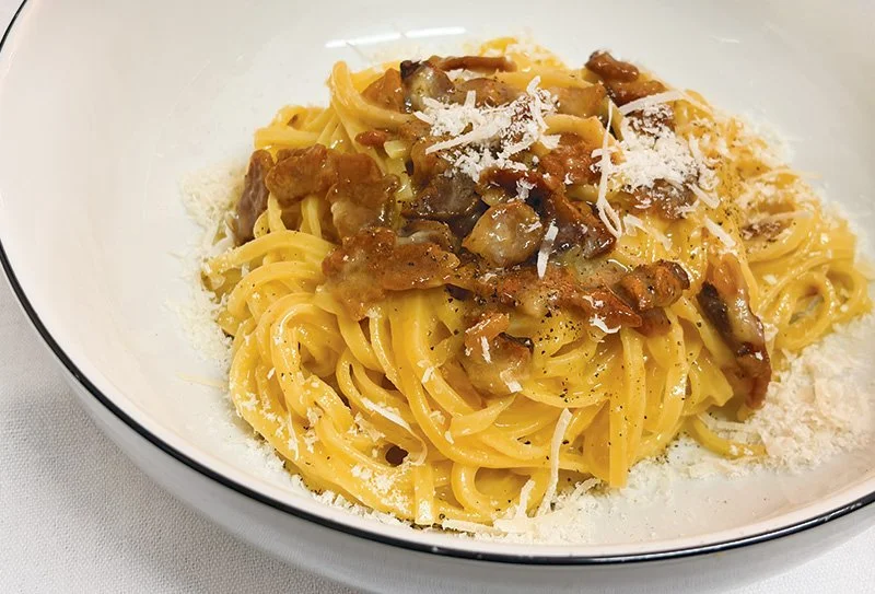 Pasta Carbonara Italiaanse winkel van Da Lory op Hopland 27 te Antwerpen met delicatessen zoals olijfolie wijn grappa koekjes