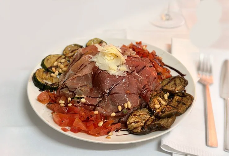 Italiaanse winkel van Da Lory op Hopland 27 te Antwerpen met delicatessen zoals olijfolie wijn grappa koekjes