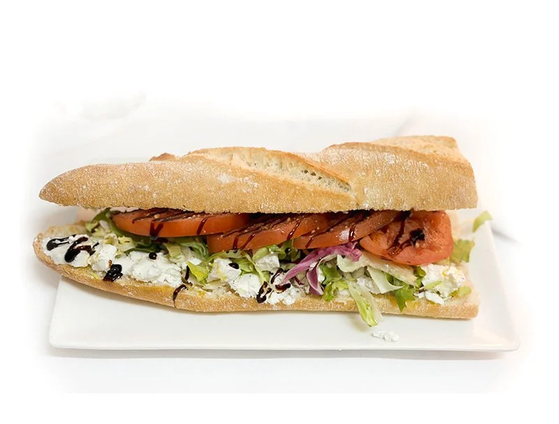 Verschil in een baguette met sla, tomaat, gerookte zalm, kaas, en balsamico saus.