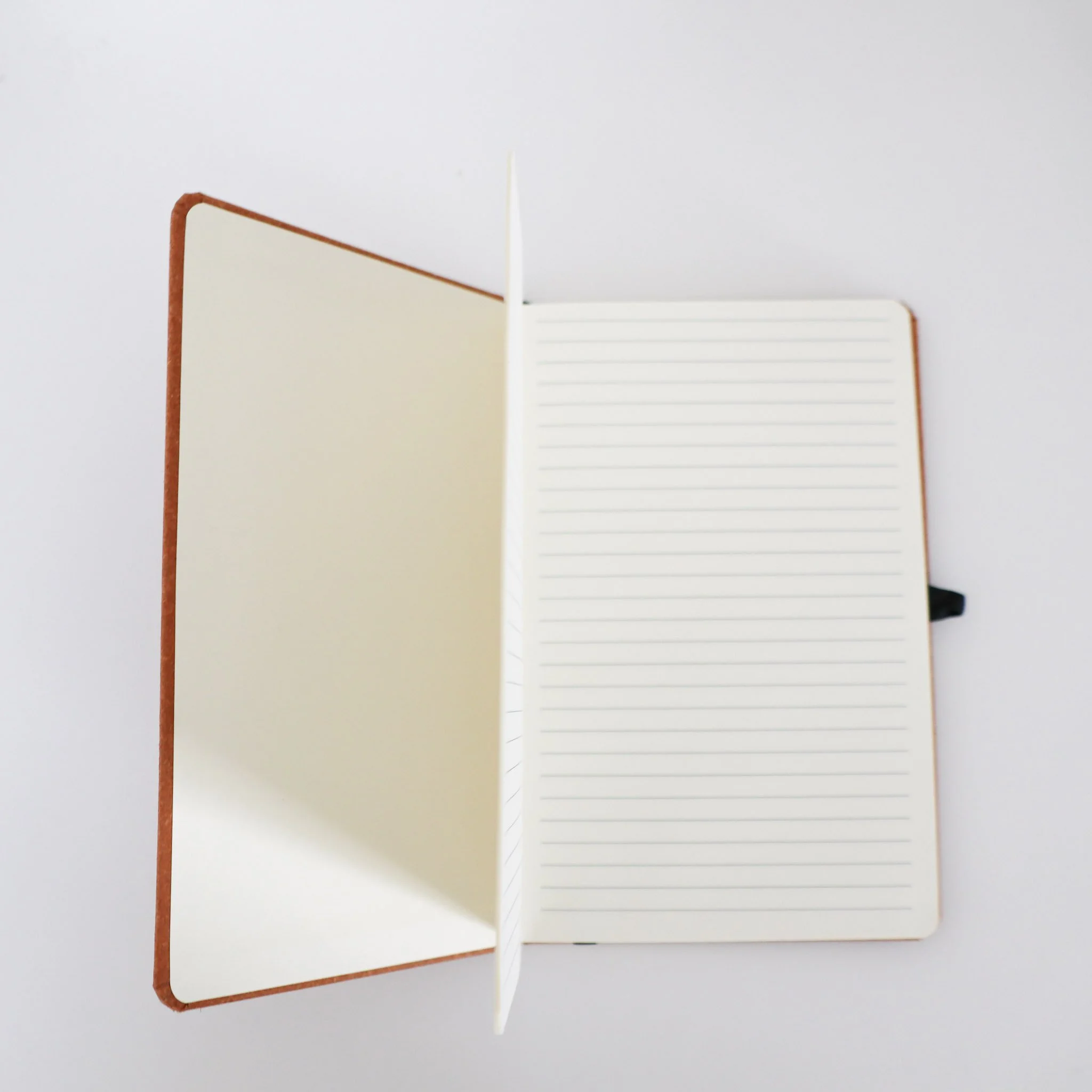 Witte kaart met een zwart silhouet van een boom en vallende bladeren. Tekst in het Nederlands: 'Als iets liefs ons verlaat blijft de liefde over.' En een bruin envelop erachter.