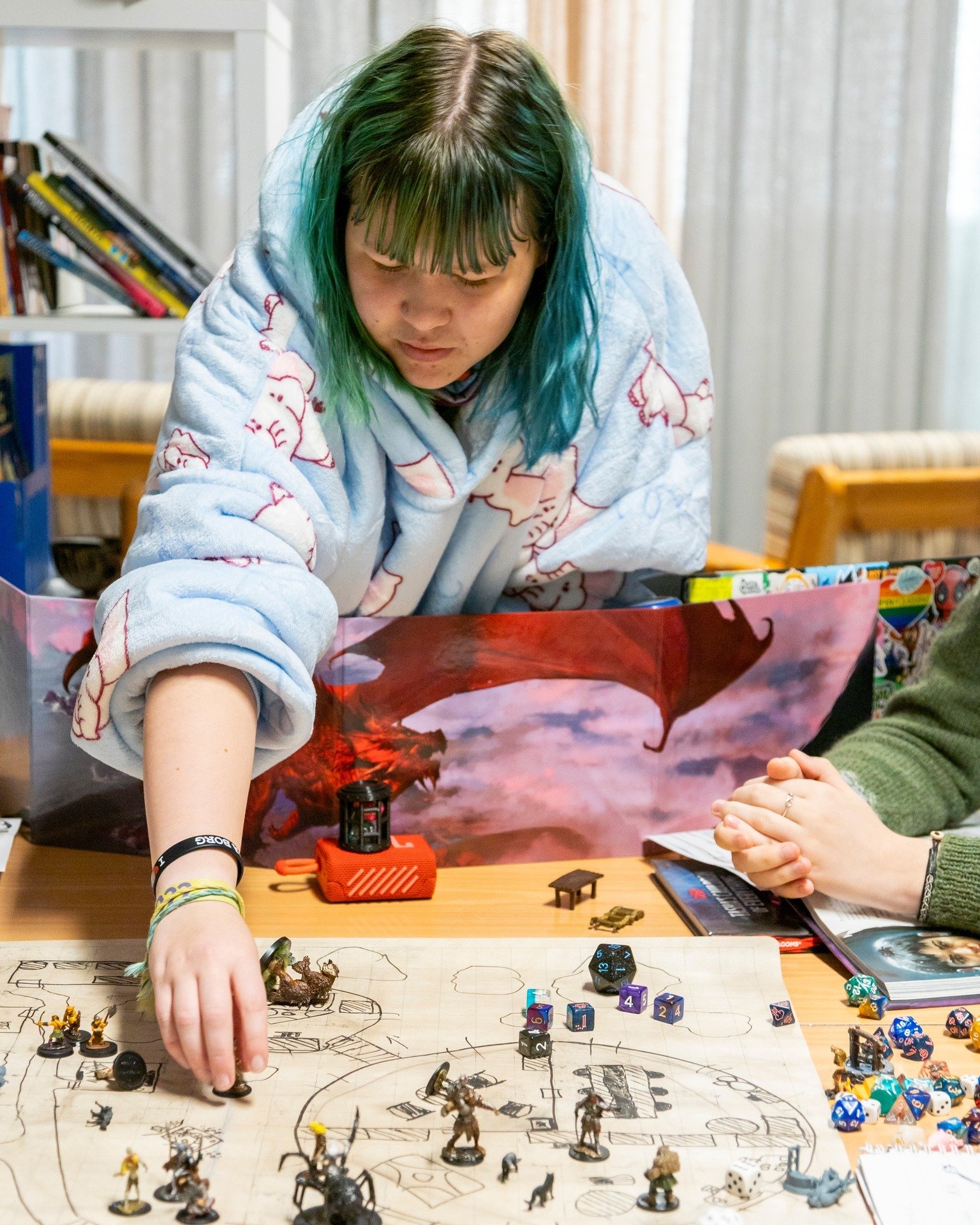 🧙&zwj;♂️🎲 Eventyret venter...
Bli med inn i en verden fylt av magi, monstre og mystiske g&aring;ter!

⚔️ P&aring; Bjerkely Folkeh&oslash;yskole f&aring;r du spille kampanjer, bygge egne verdener og utvikle unike karakterer sammen med andre nerder o