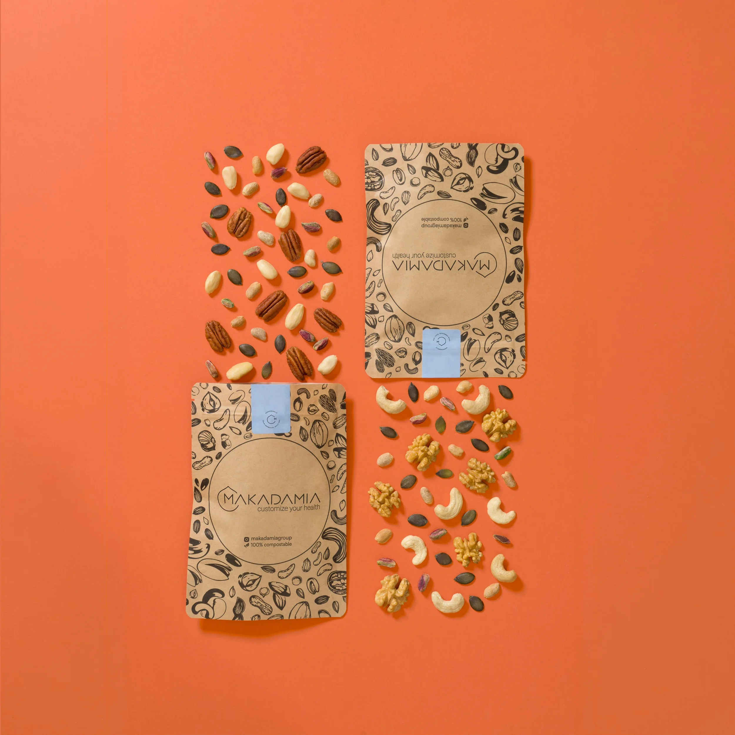 Immagine di barrette di semi e frutta secca sulla destra, con vari semi e noci sparsi sopra e accanto, in fronte a un sacchetto di carta con disegni di semi e frutta, su uno sfondo color corallo.