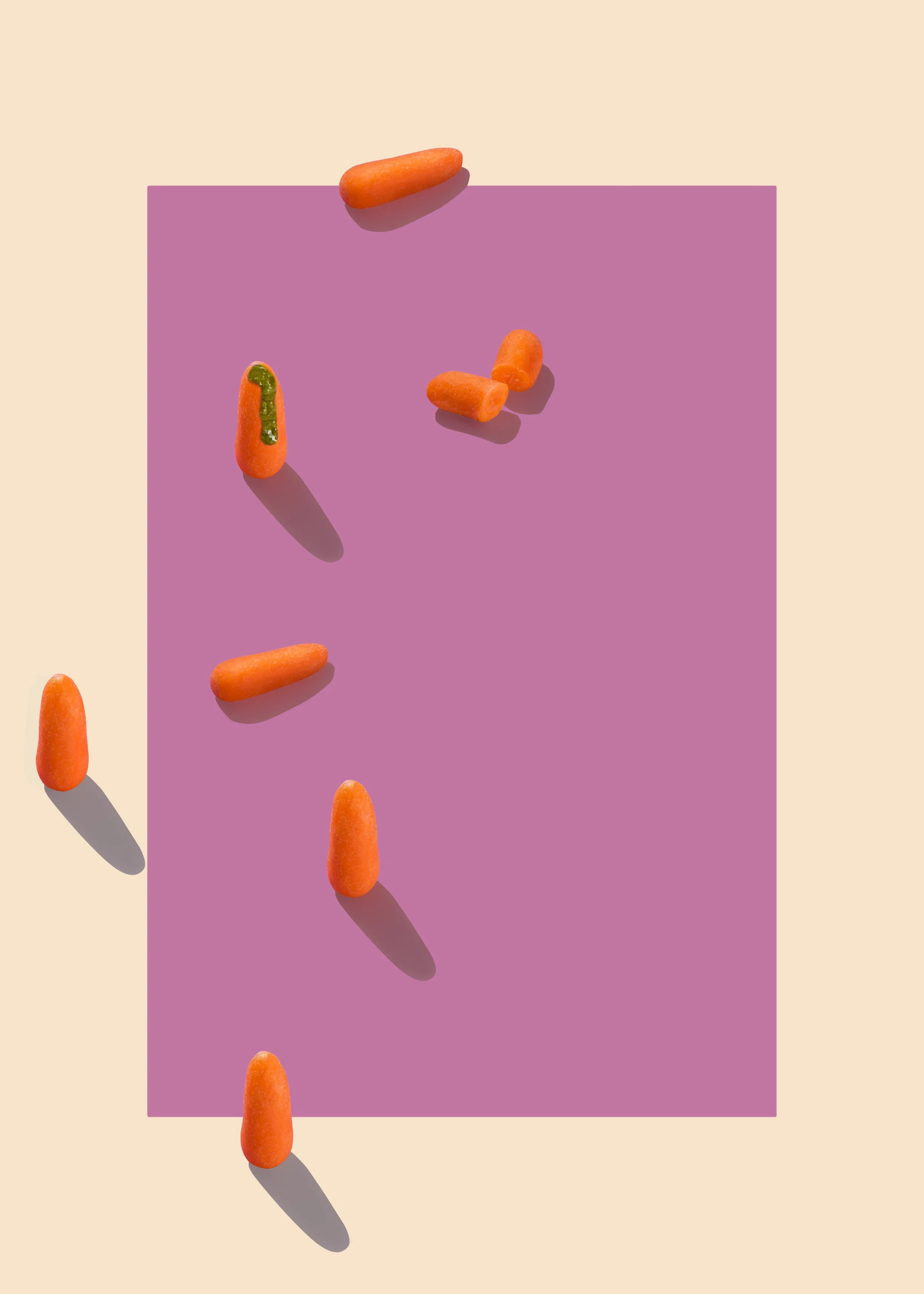 carote-carotine-ortaggi-vegetali-cartolina-viola-composizione-astratto.jpg