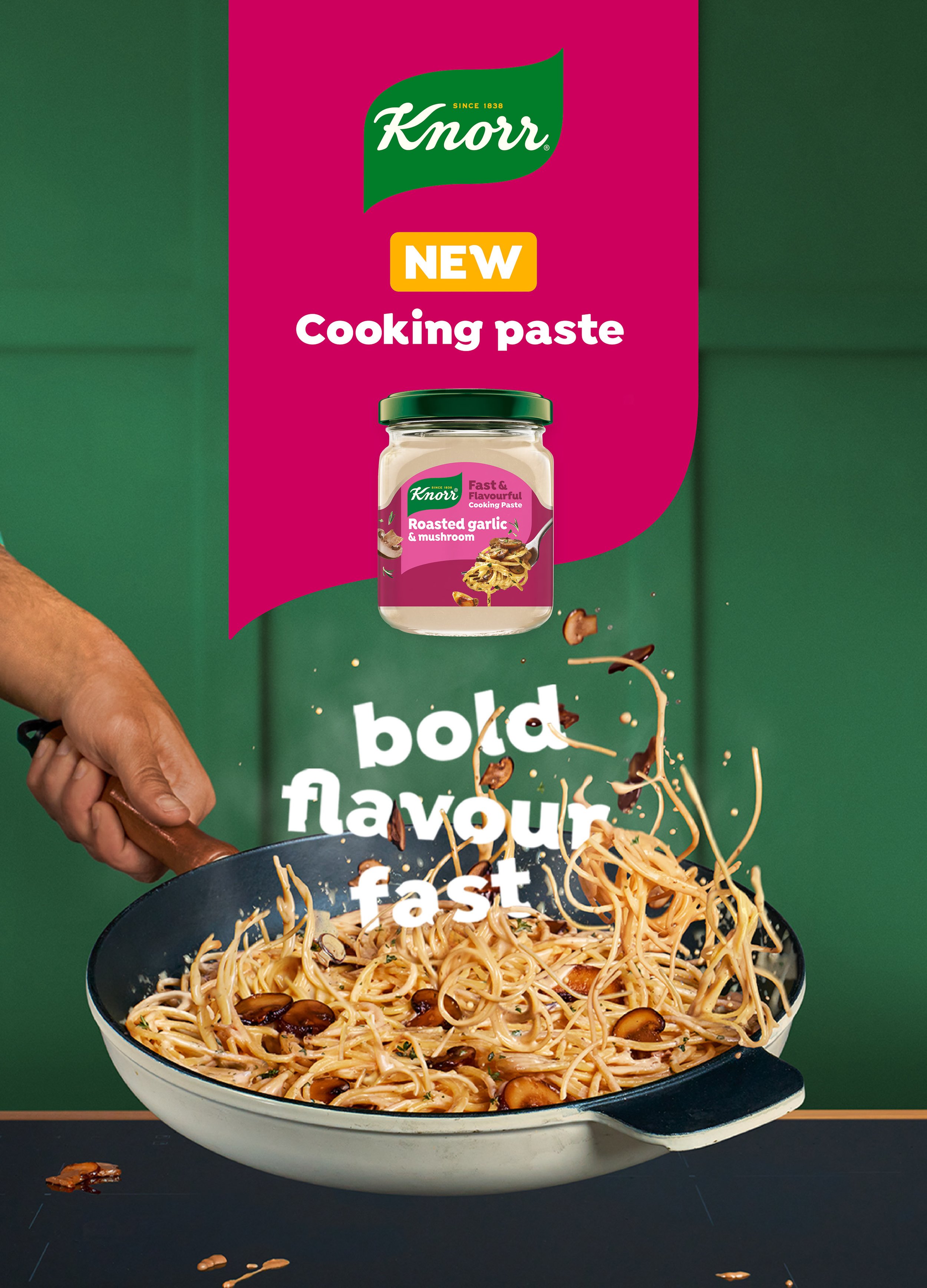 Immagine di un pacchetto di pasta da cucina Knorr con sapore di aglio arrostito e funghi, posizionato sopra una piastra di cibo in movimento