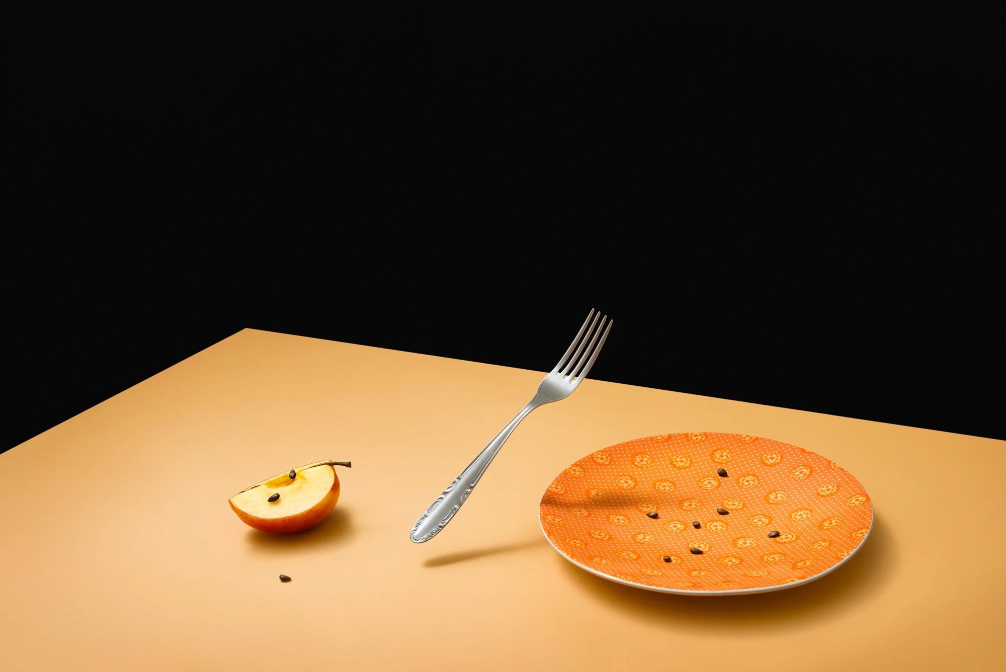 mela-piatto-forchetta-semi-composizione-surreale-fotografo-food-milano-food-photographer.jpg