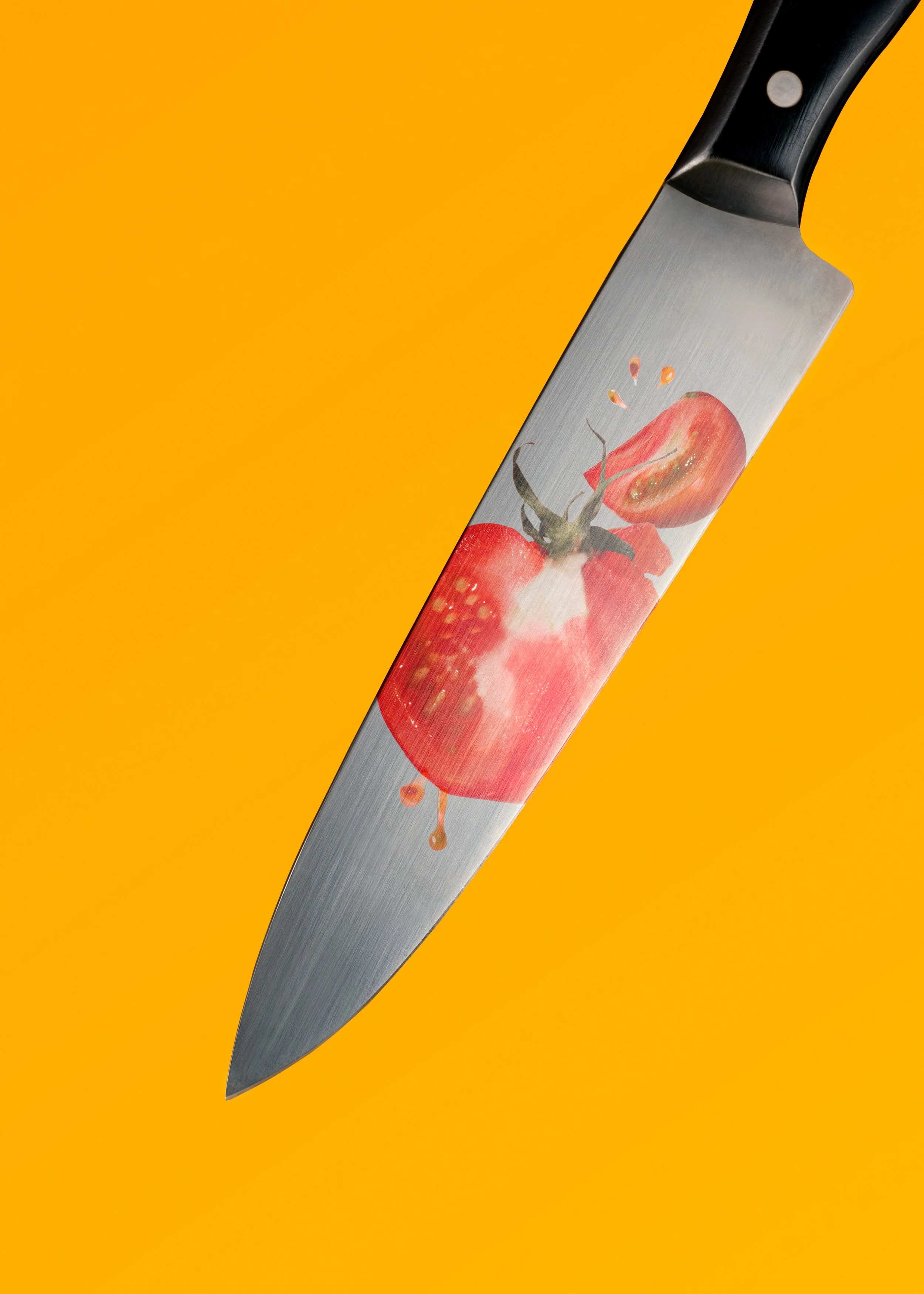 coltello-pomodoro-riflesso-still-life-lama-taglio-giallo-rosso-minimal-fotografo-food-photographer.jpg