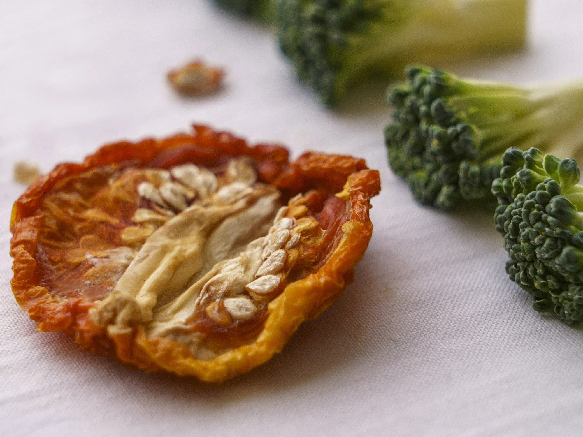 pomodoro secco broccoli cavolo pomodoro mediterraneo cavolfiore verde rosso macro fotografo food milano.jpg