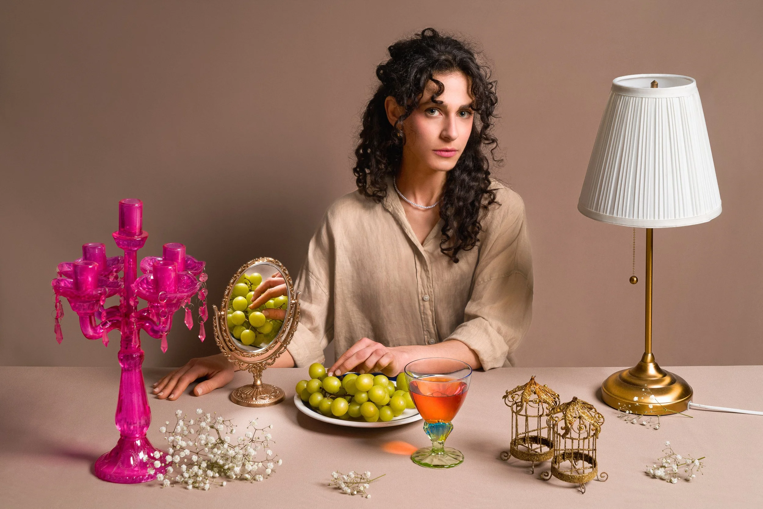 donna-uva-specchio-candelabro-ritratto-fotografo-food-photographer.jpg