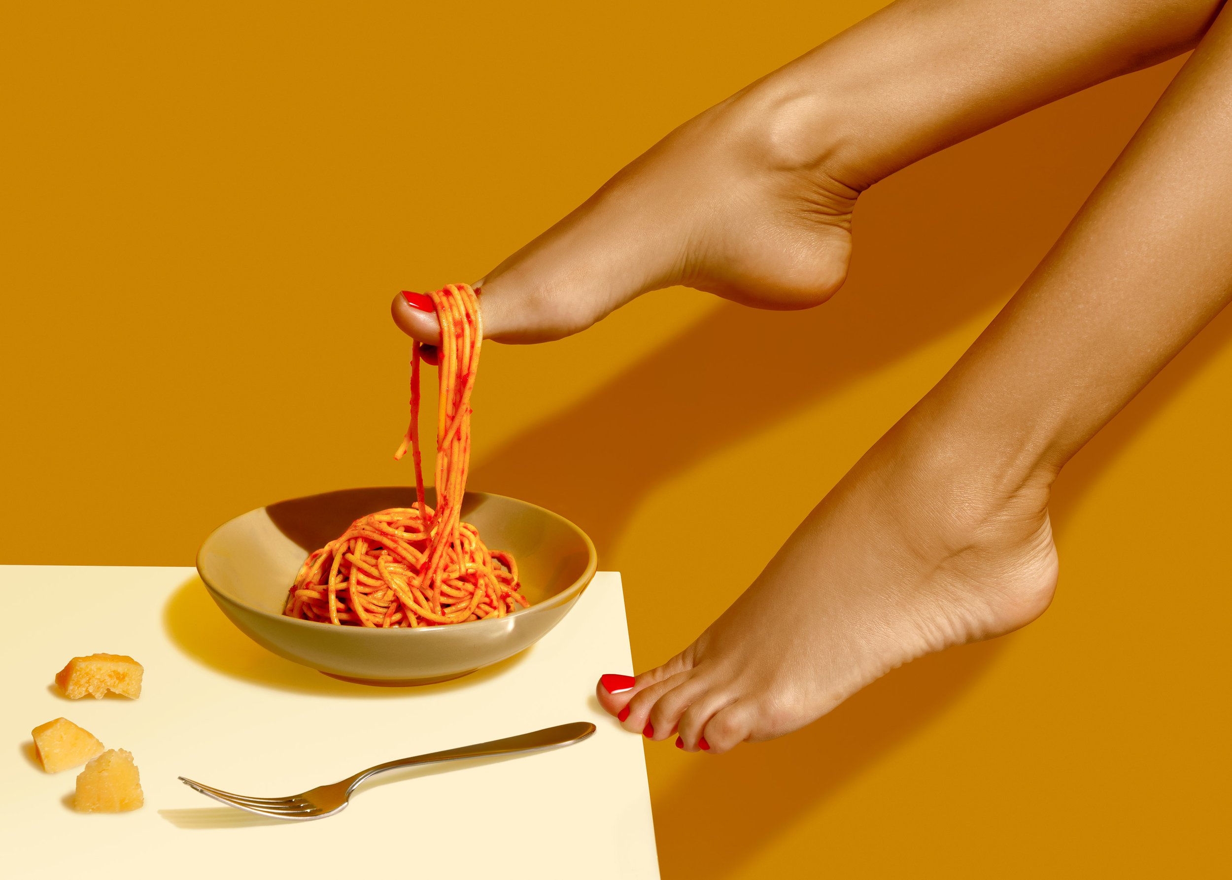 spaghetti pasta parmigiano piedi feet fetish meal fotografo food milano.jpg