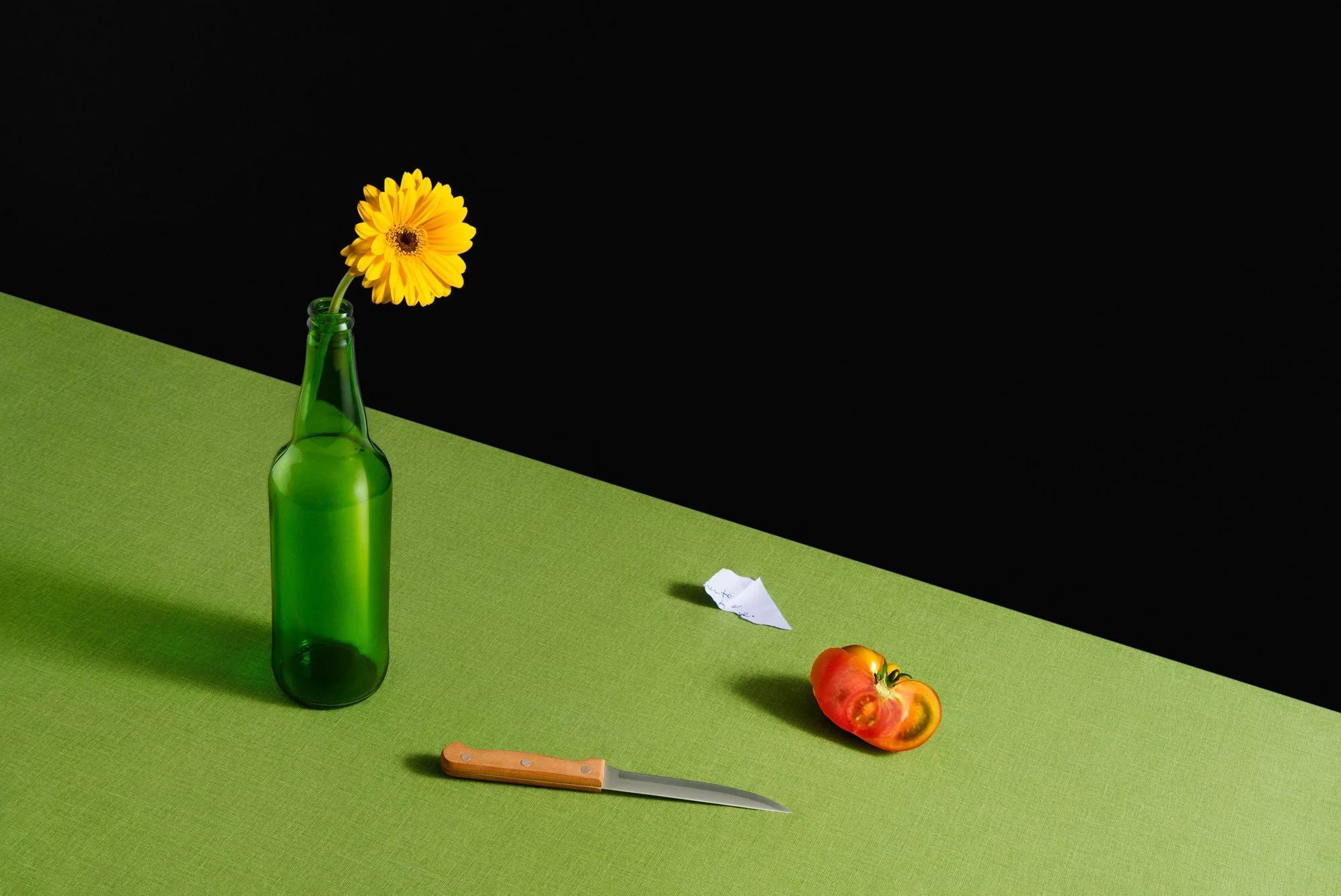 fiore-giallo-bottiglia-surreale-pomodoro-coltello-composizione-fotografo-food-milano-food-photographer.jpg