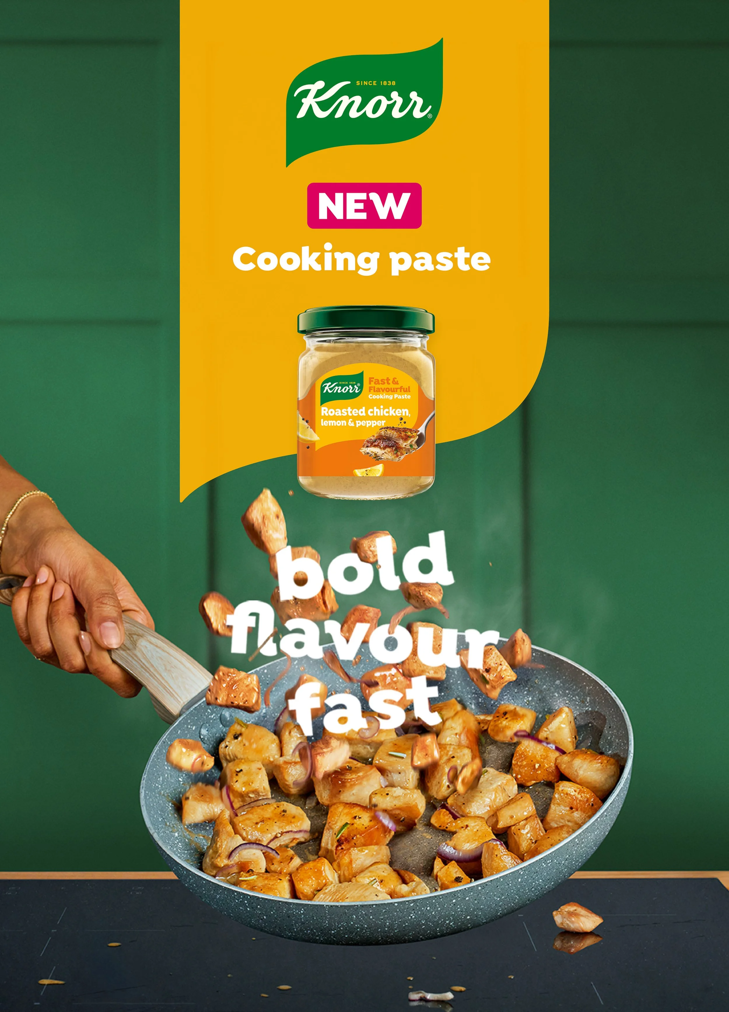 Immagine di un packaging di Knorr con pasta da cucina, con una padella contenente pollo, limone e pepe, con pezzi di pollo che vengono lanciati nella padella.