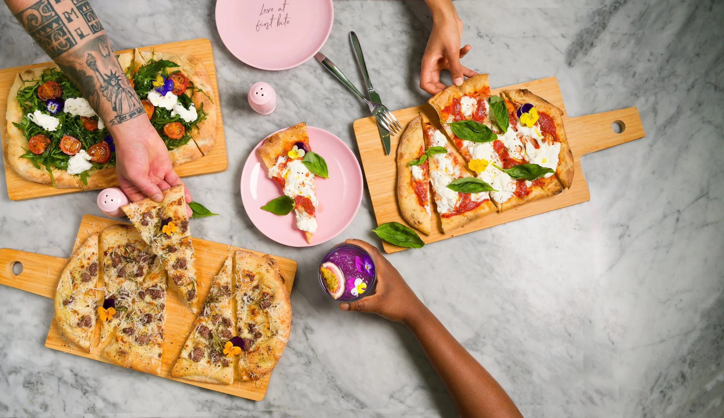 pizza-margherita-mani-pomodoro-mozzarella-basilico-rucola-amici-aperitivo-fotografo-food.jpg