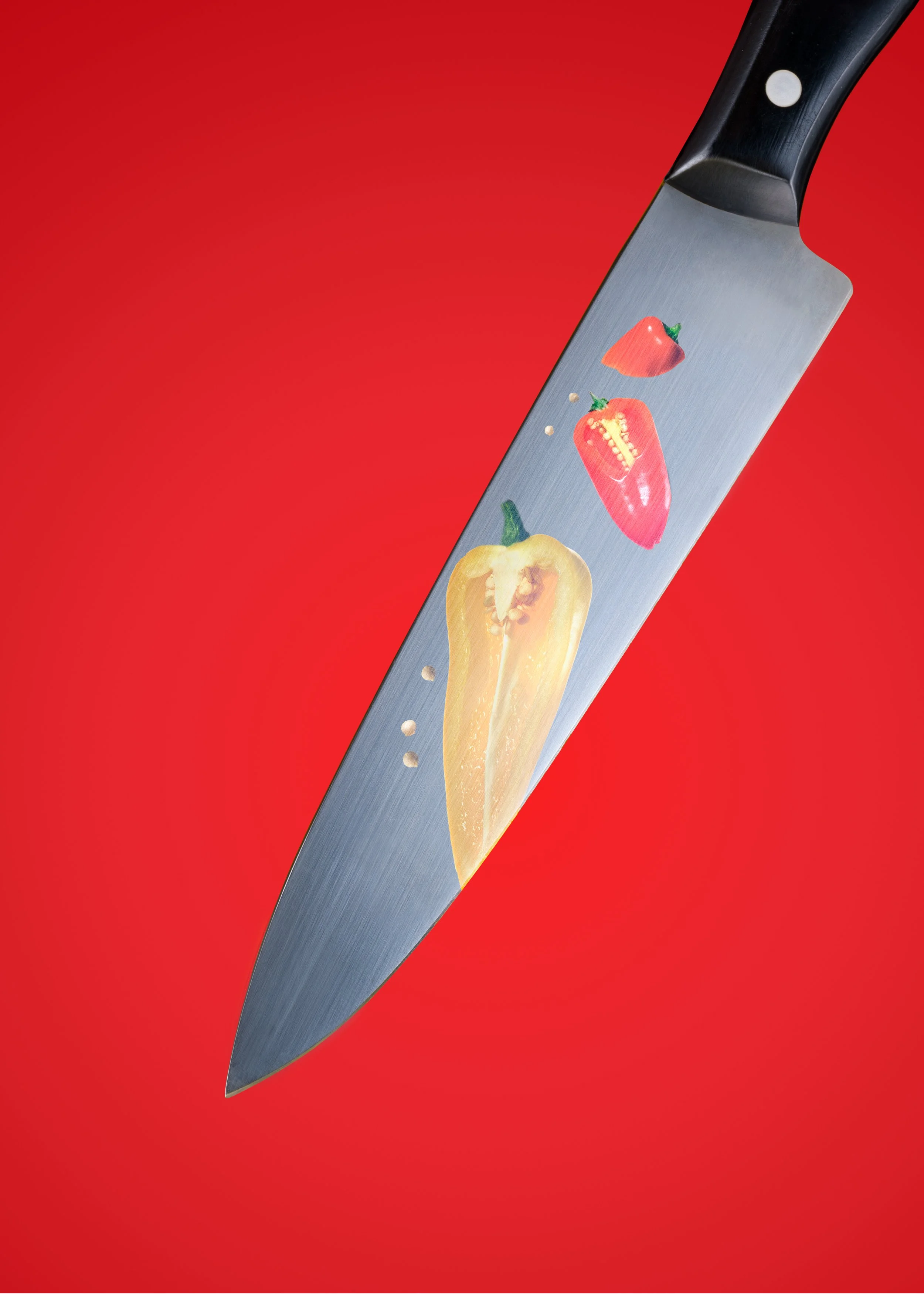 coltello-peperone-riflesso-still-life-lama-taglio-giallo-rosso-minimal-fotografo-food-photographer.jpg