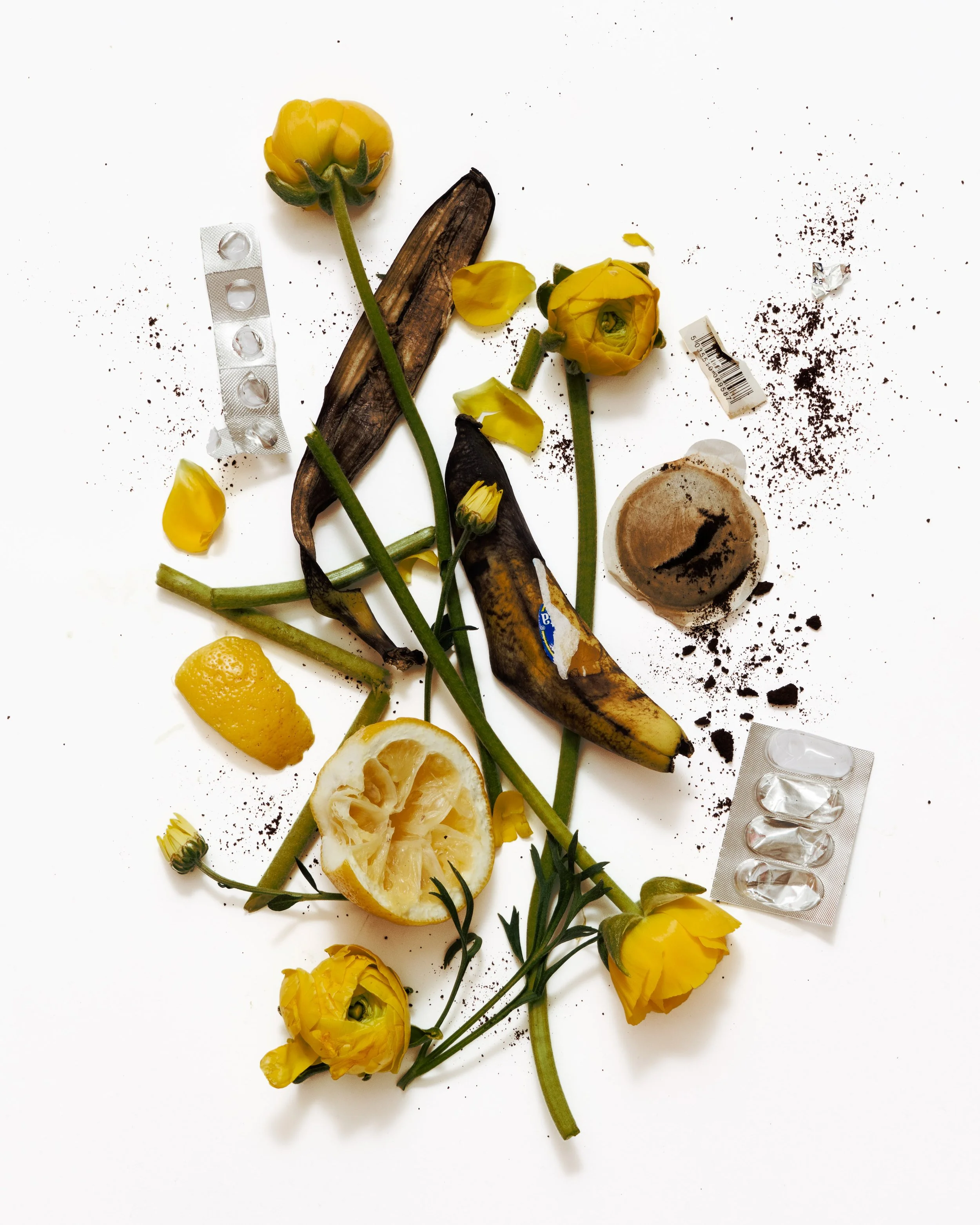 giallo fiori rifiuti limone banana petali scarti pastiglie blisters fotografo food milano home.jpg