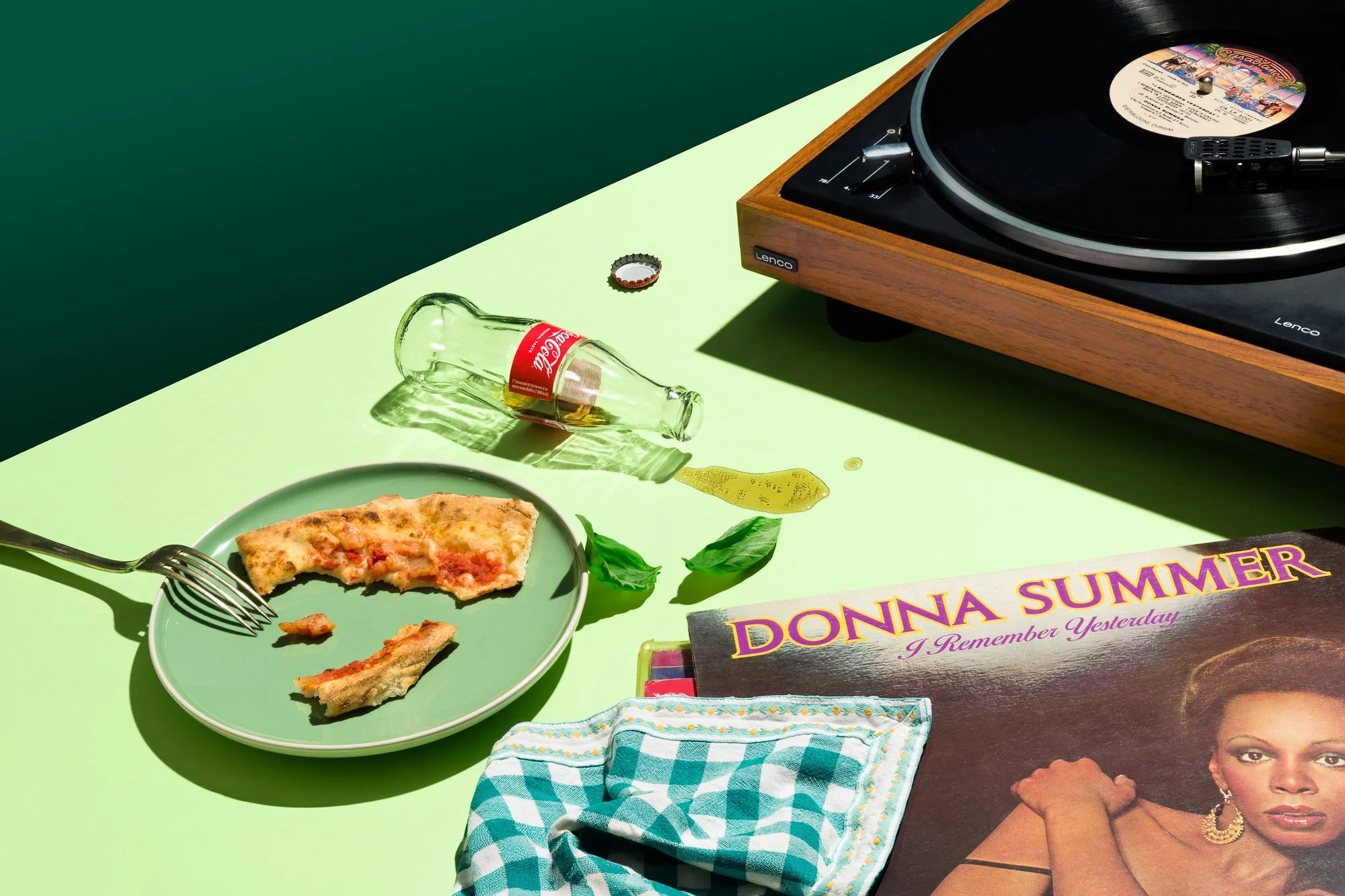 giradischi vinile pizza coca cola donna summer verde spuntino forchetta cibo musica discomusic fotografo food photographer.jpg