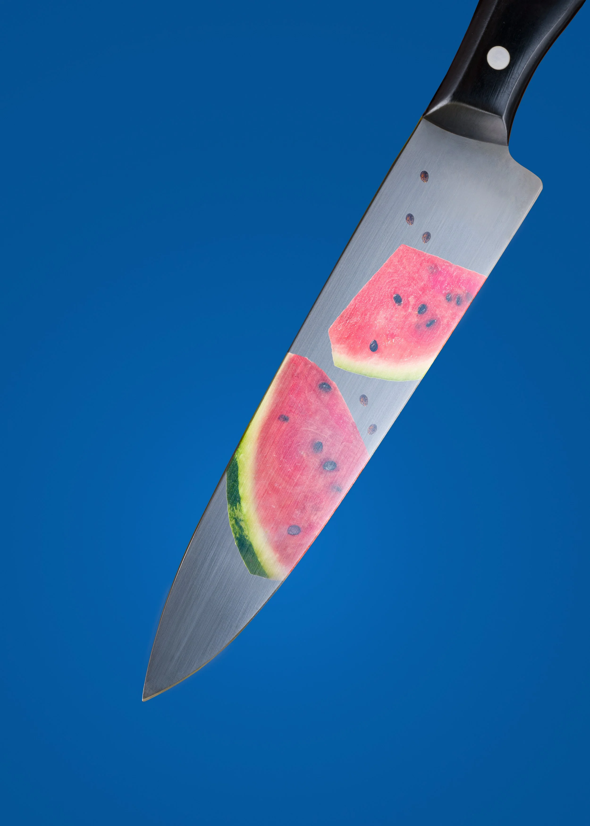 coltello-anguria-riflesso-still-life-lama-taglio-blu-rosso-minimal-fotografo-food-photographer.jpg