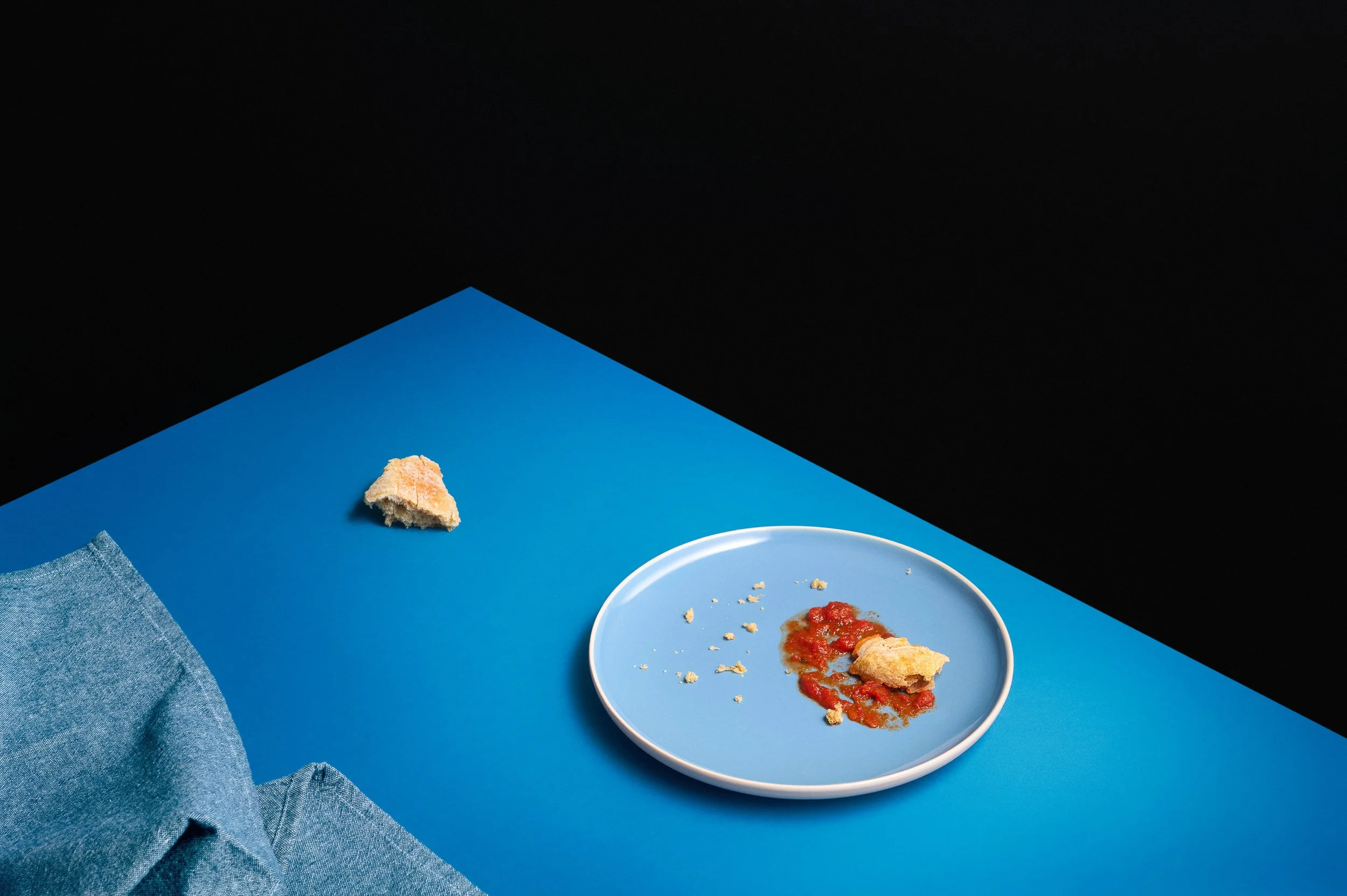 piatto-avanzi-cibo-sugo-still-life-minimal-fotografo-food-photographer.jpg