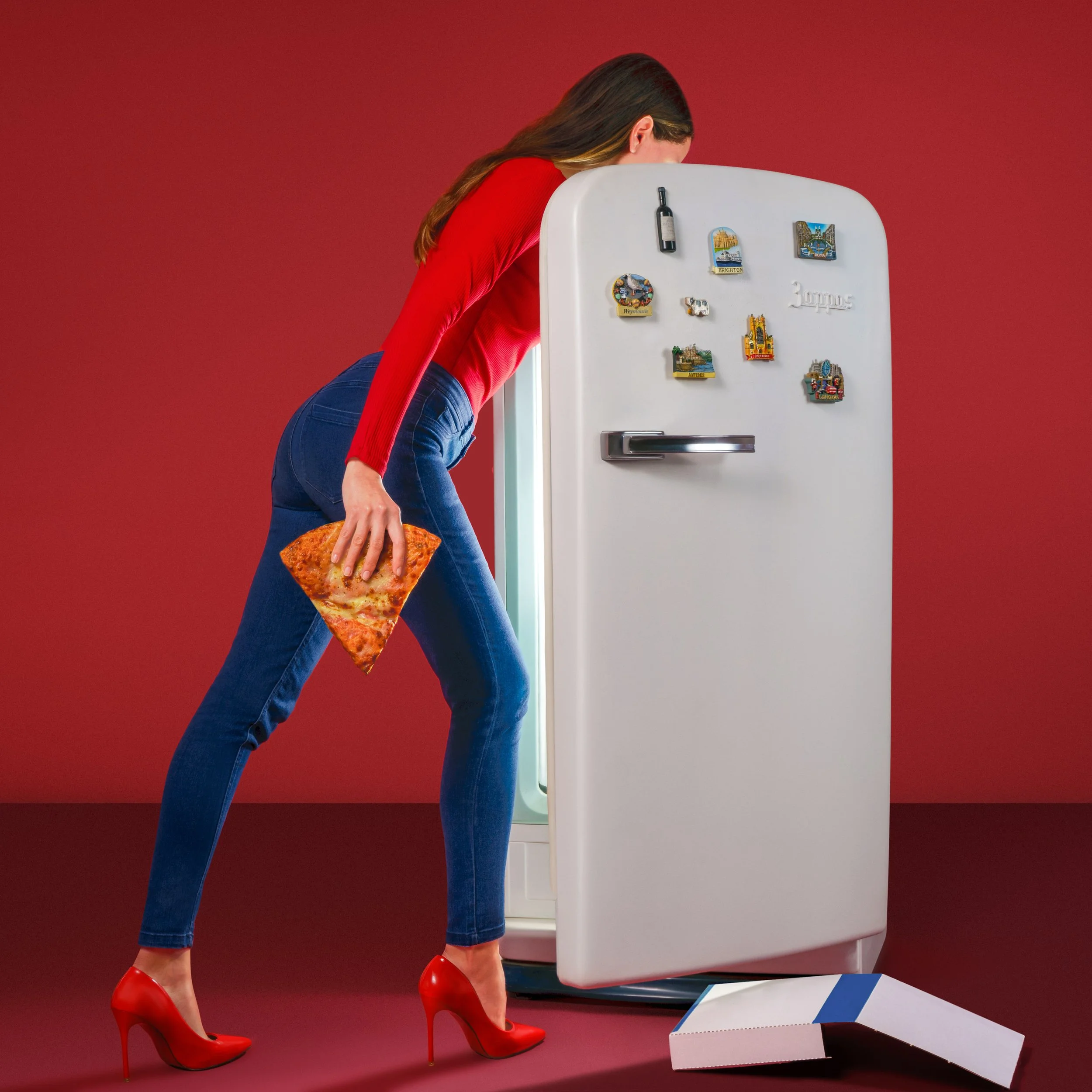 pizza-frigorifero-tacchi-pump-rosso-bianco-heels-jeans-fotografo-food.jpg