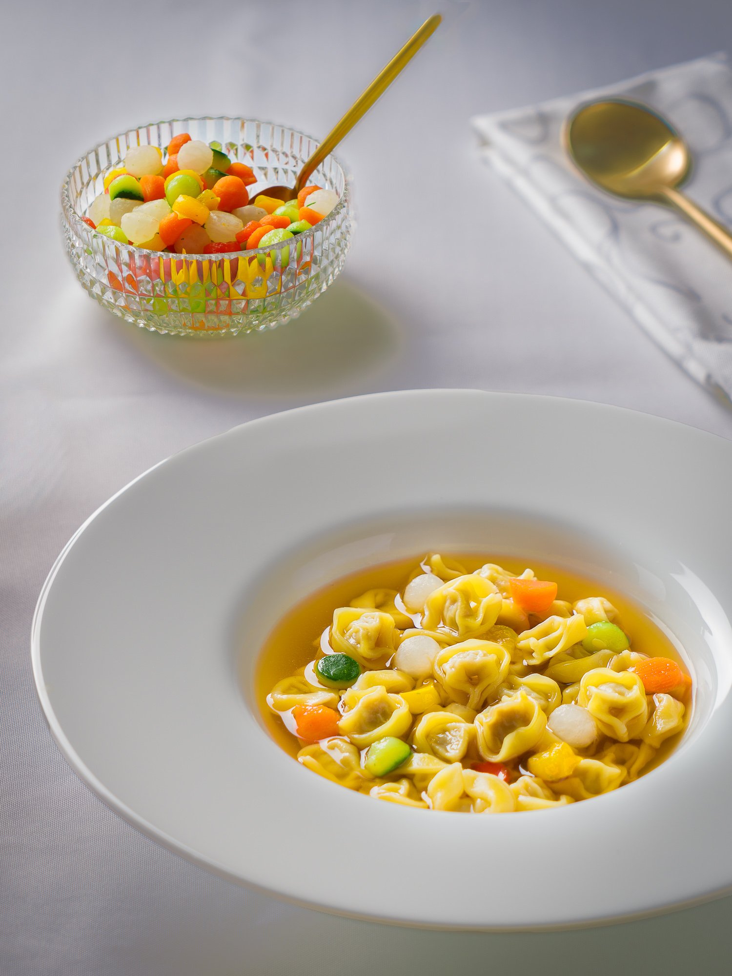 Zuppa di noodles con verdure in una ciotola bianca