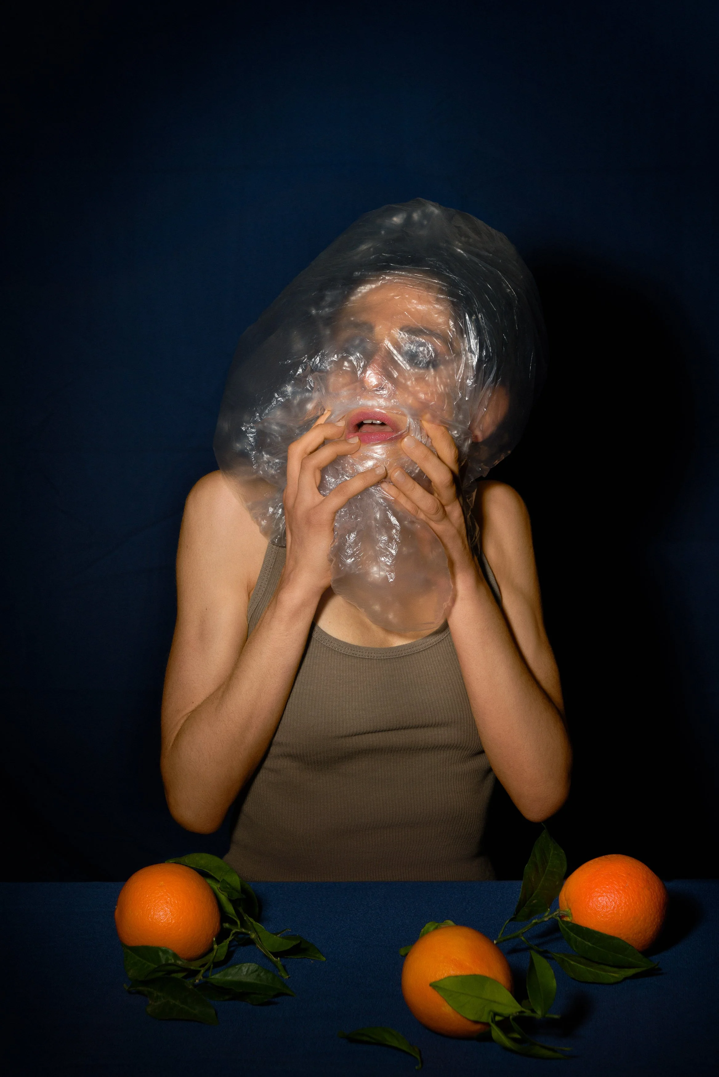 donna-arance-blu-ostacoli-cellophane-sofferenza-tavola-cibo-fotografia-food-moda-creativa-fotografo-food-photographer.jpg
