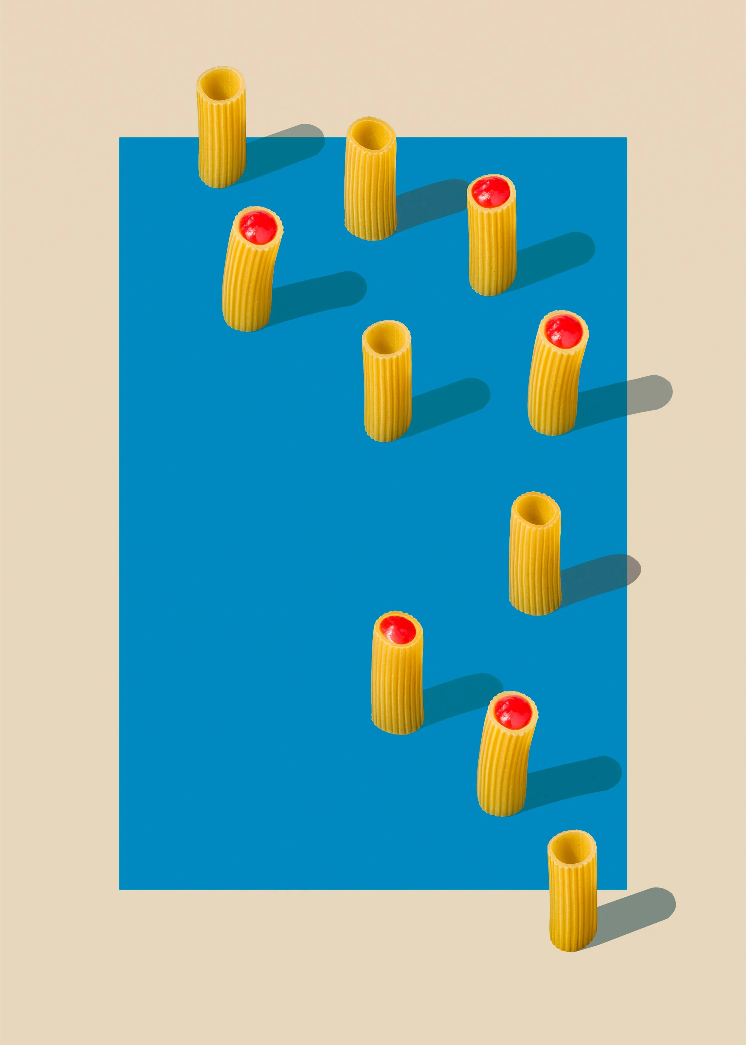 pasta-maccheroni-pasta-corta-cartolina-blu-composizione-astratto.jpg