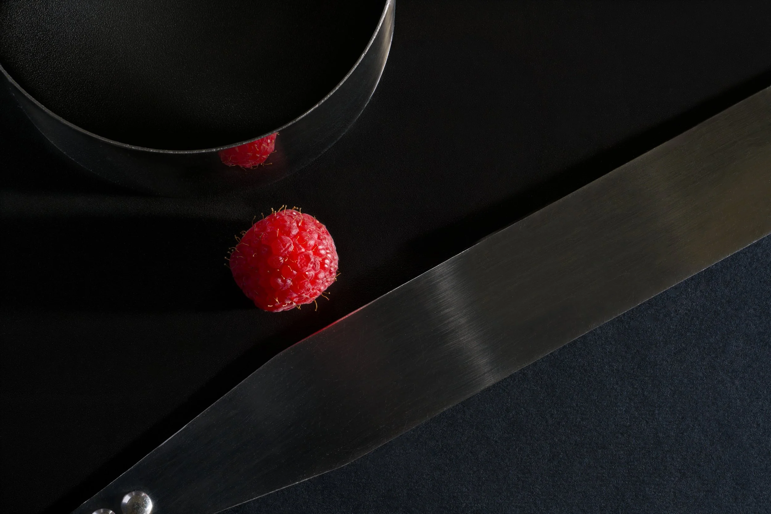 lampone-spatola-coppapasta-cerchio-linea-colore-rosso-nero-texture-geometria-metallo-frutta-riflesso-fotografo-food-photographer.jpg