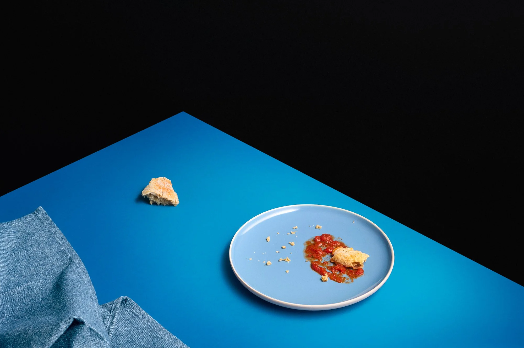 piatto-avanzi-cibo-sugo-still-life-minimal-fotografo-food-milano-food-photographer.jpg