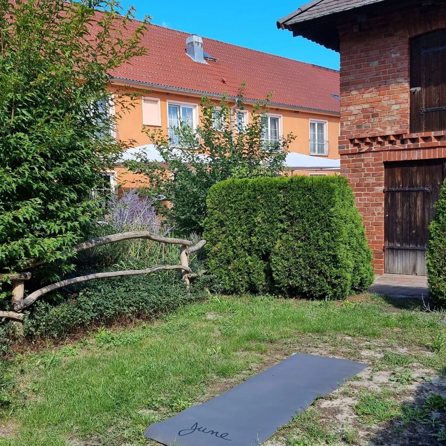 Meet the Project JUNE #YOGA Garden. 🌳 yoga🧘&zwj;♂️🧘&zwj;♀️ #coworking #coliving #rausaufsland #Brandenburg #Berlin