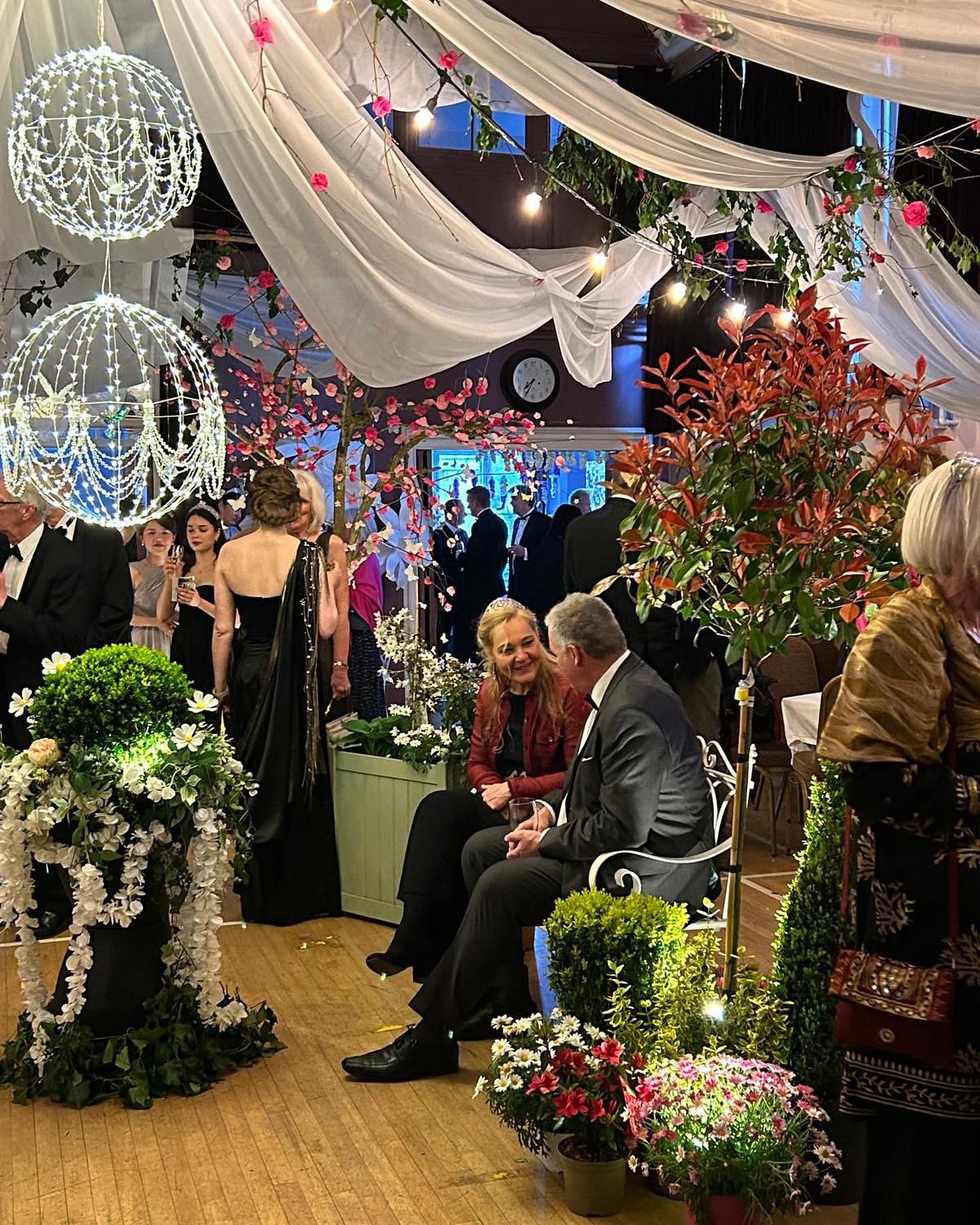 Wishing you all a fab weekend. 
Can&rsquo;t believe it&rsquo;s over a month ago since the Spring Ball. Still got some beautiful photos &amp; moments to share. 

#oundlecharityball #springball #loveoundle #local #magicmirror #enchantedgarden