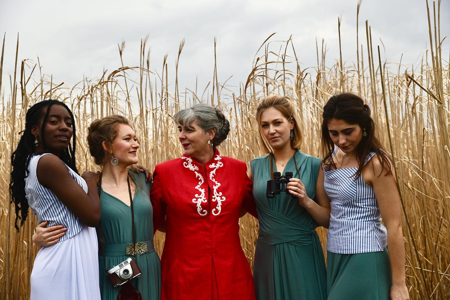 By the elephant grass 

#slowfashion #fashion #womenswear #madeinengland #madetoorder #madetomeasure #feminine #linen #springsummer #britishpicknick #britishmade #beautifulasyouare #groupphoto #vision #whatsurvision #bigdreams
