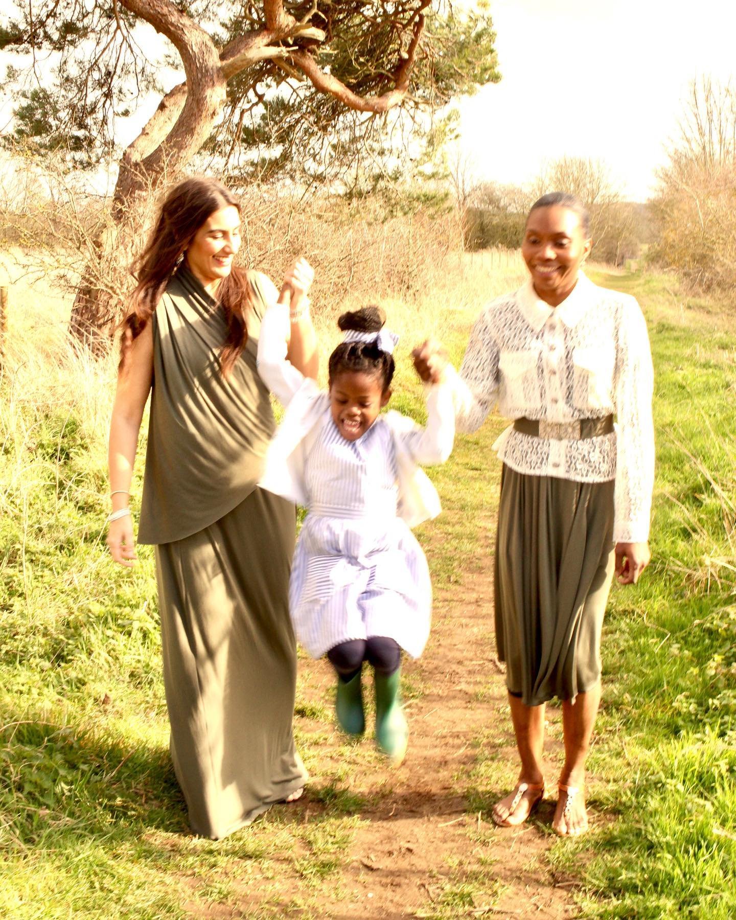 Wishing you all a wonderful week. 

#slowfashion #fashion #womenswear #madeinengland #madetoorder #madetomeasure #feminine #linen #springsummer #britishpicknick #britishmade #beautifulasyouare #groupphoto #vision #whatsurvision #bigdreams #bankholida