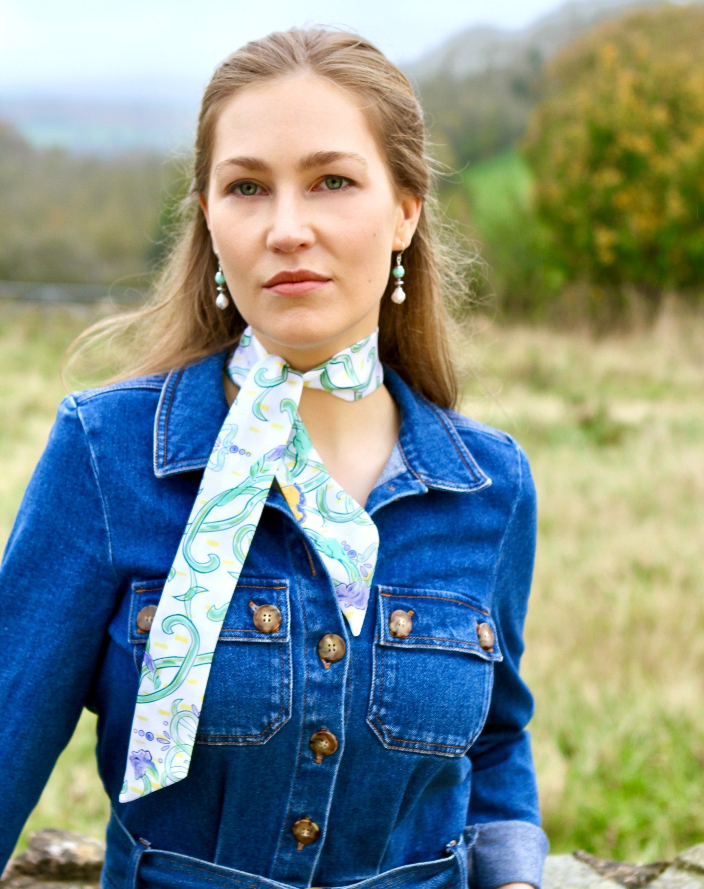 Becoming one of my favourite scarfs to wear, our silk mini scarf.🧣 That little accessories for your hair, neck, round your wrist or elegantly tied to a scarf. 

#christmaspresent #somethingspecial #promises #soundstoheaven #butterflies🦋 #iris #silk