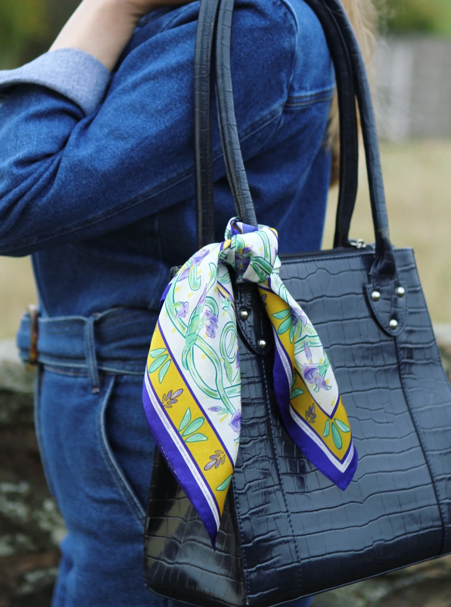 First edition Promises Silk scarf 40 
#silkscarf #soundstoheaven #promises #oldmoneyvibe #bagaccessorie