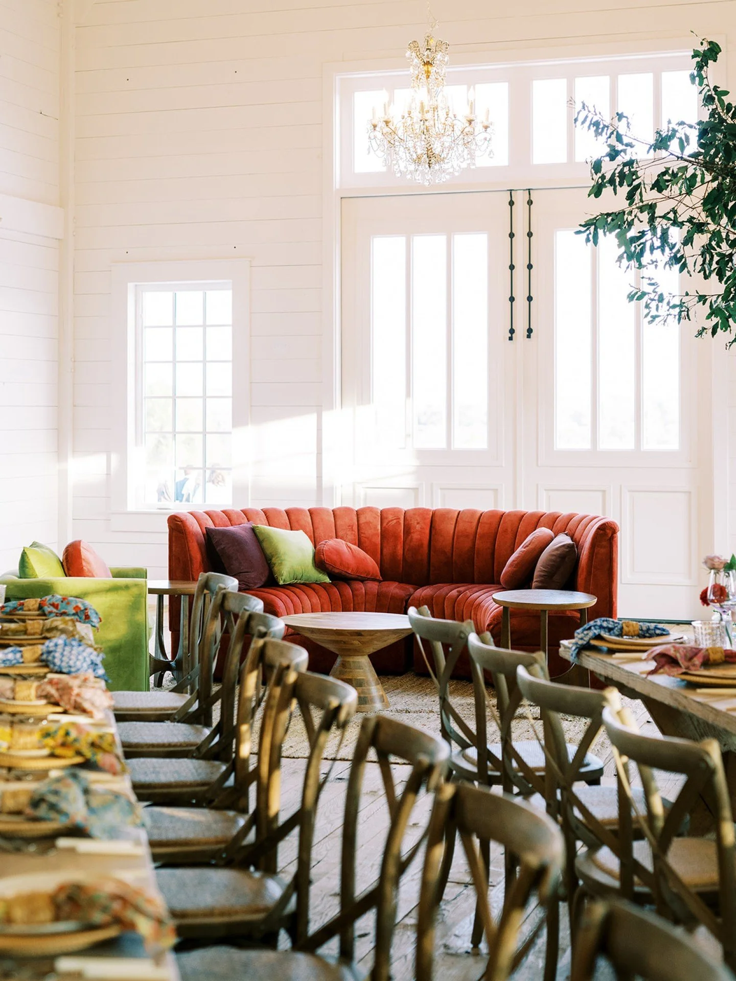 Not everyone wants to be front and center on the dance floor &mdash; and that&rsquo;s okay. (Your uncle doesn&rsquo;t need to &ldquo;get jiggy with it&rdquo; to be part of the party.)

That&rsquo;s why we&rsquo;re obsessed with lounges at weddings. T