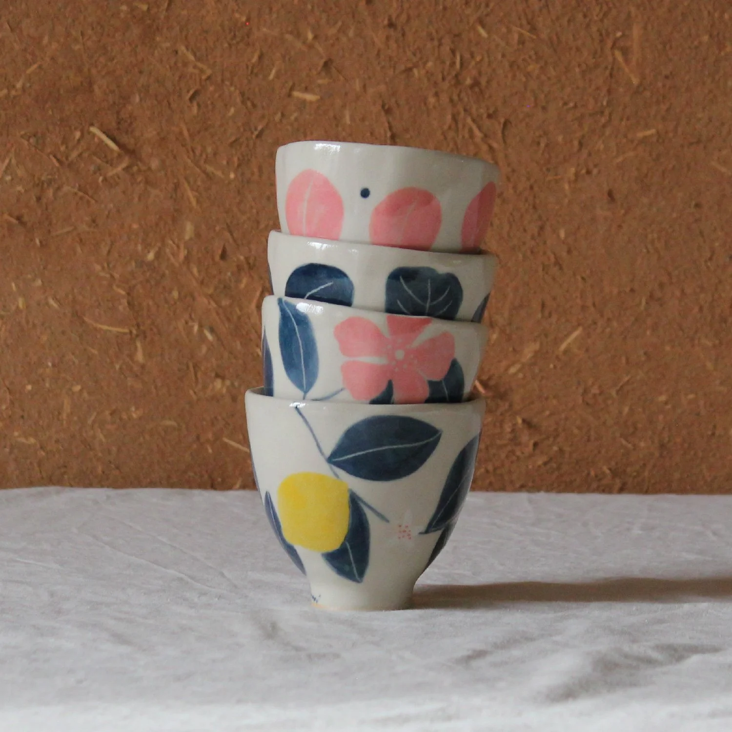 tasses-pied-gres-groupe-4-couleurs-nanteau-sur-lunain