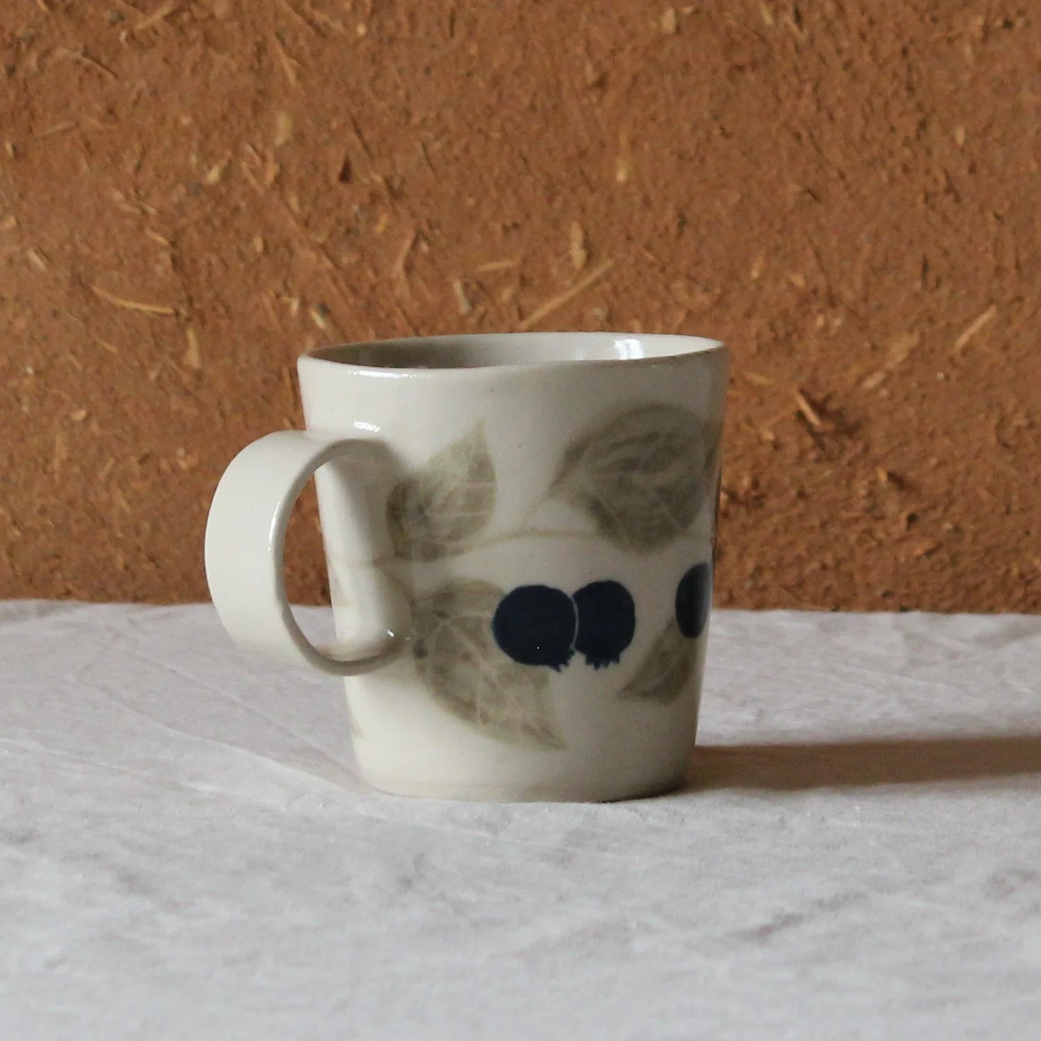 tasse-anse-conique-base-etroite-3-4-gres-myrtillier-nanteau-sur-lunain