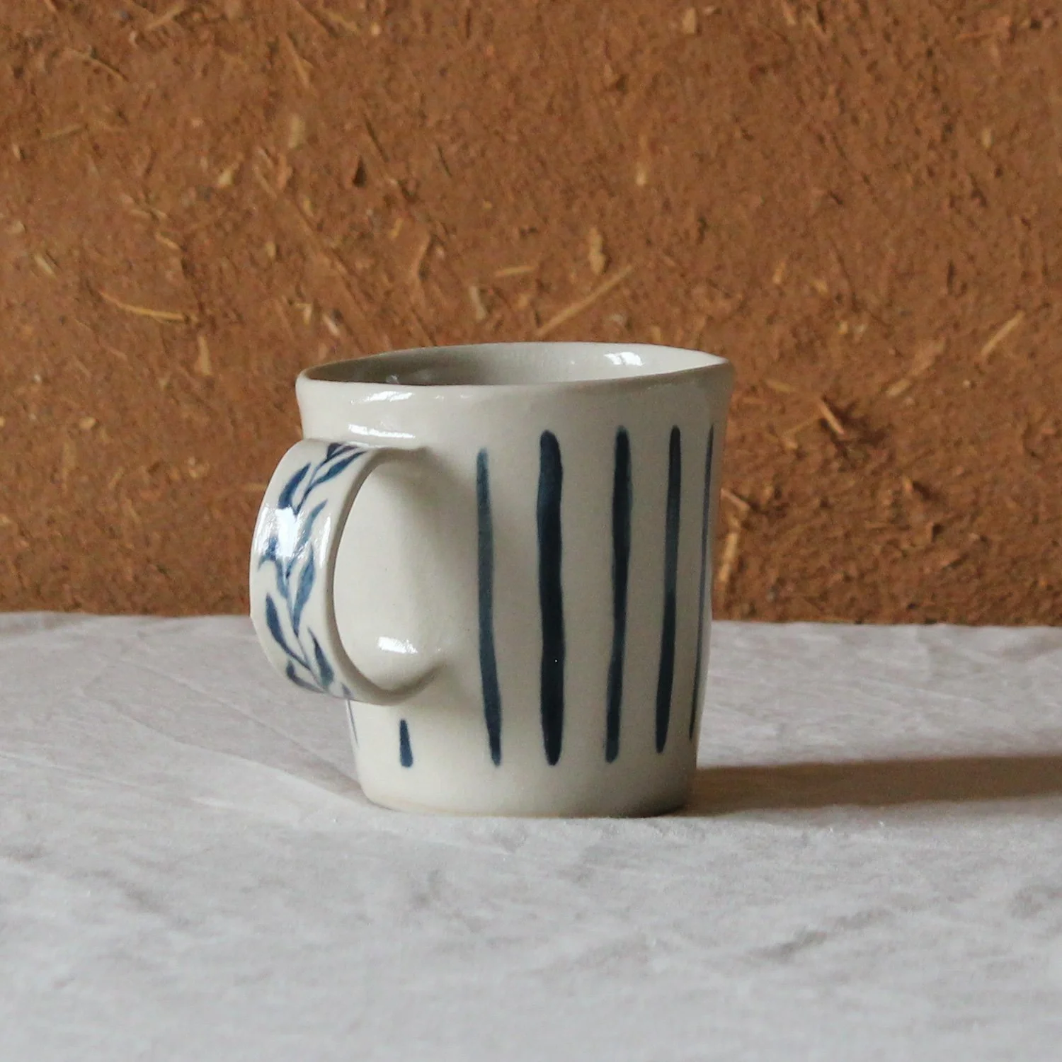 tasse-anse-conique-base-etroite-3-4-gres-saule-trait-bleu-nanteau-sur-lunain