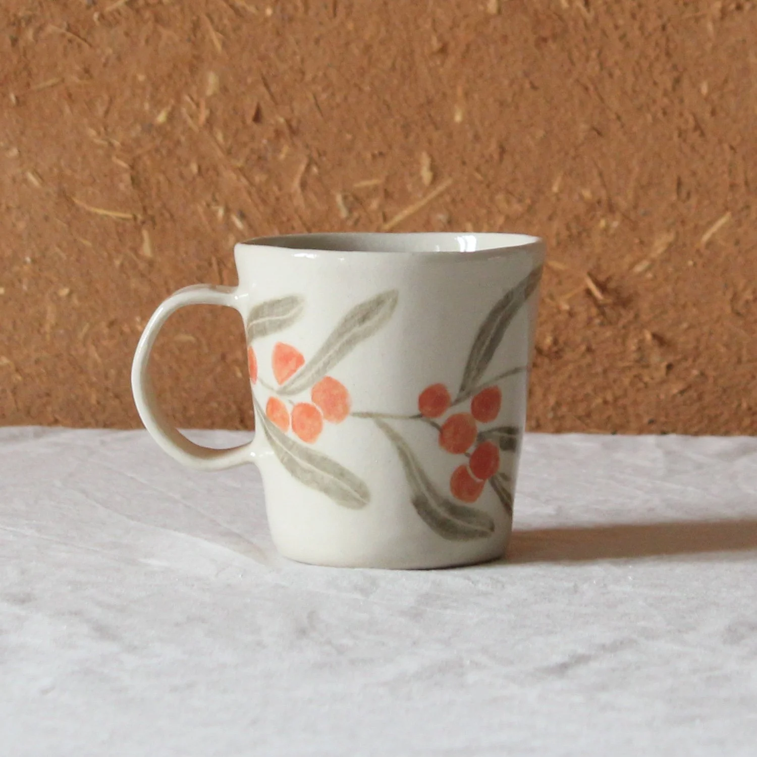 tasse-anse-conique-base-etroite-gres-argousier-vert-nanteau-sur-lunain