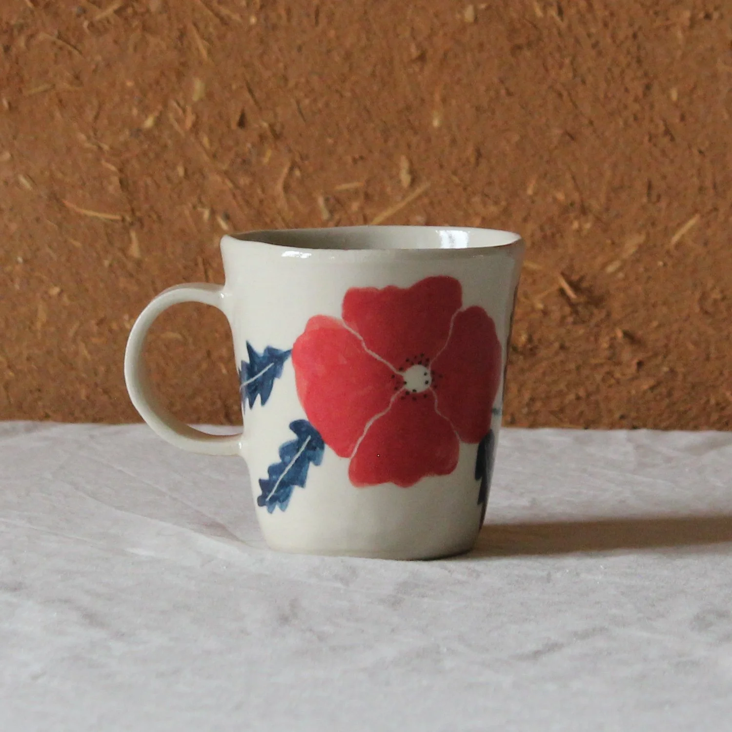 tasse-anse-conique-base-etroite-gres-coquelicot-nanteau-sur-lunain