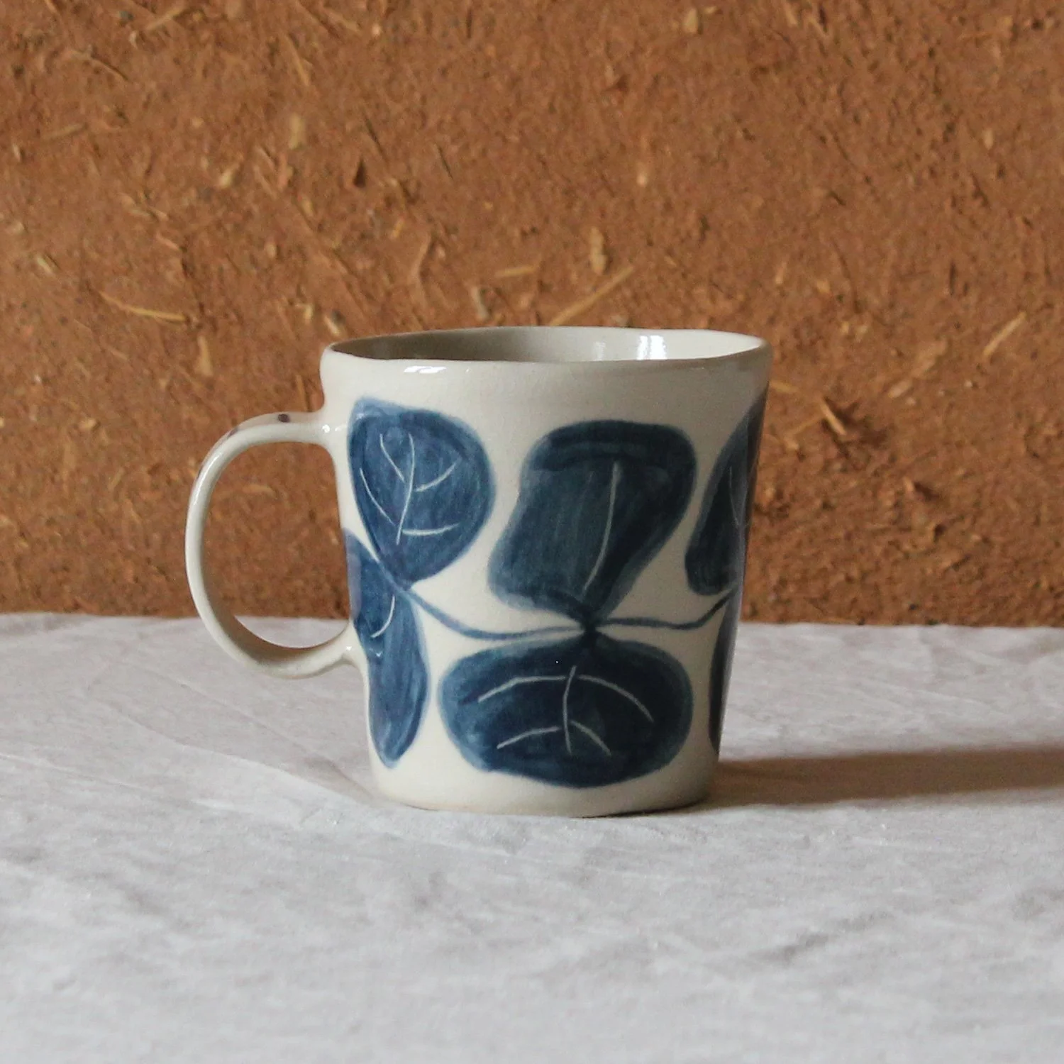 tasse-anse-conique-base-etroite-gres-eucalyptus-bleu-nanteau-sur-lunain