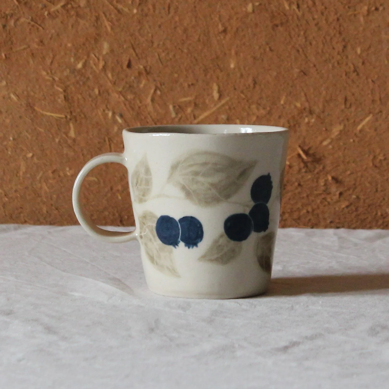 tasse-anse-conique-base-etroite-gres-myrtillier-nanteau-sur-lunain