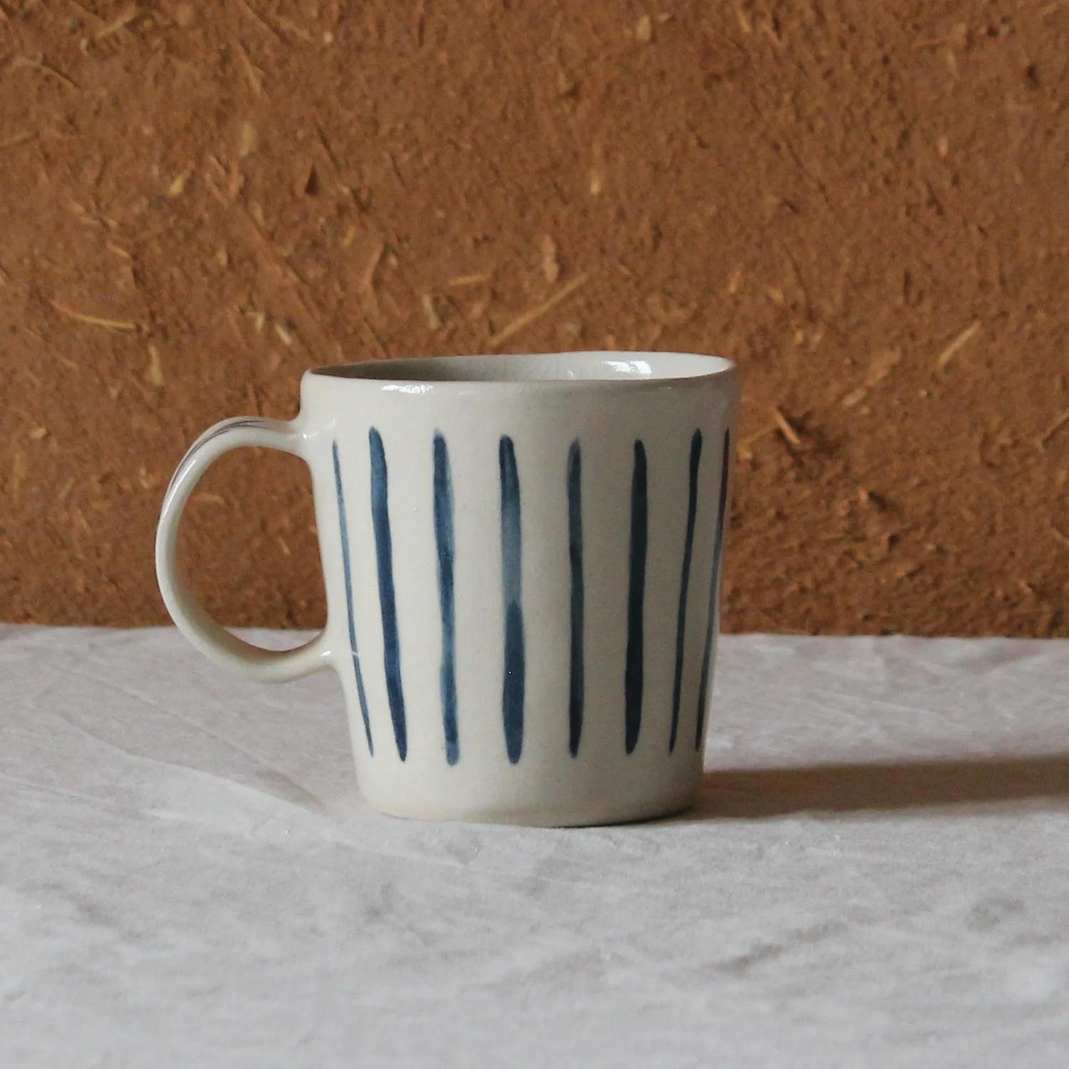 tasse-anse-conique-base-etroite-gres-saule-trait-bleu-nanteau-sur-lunain