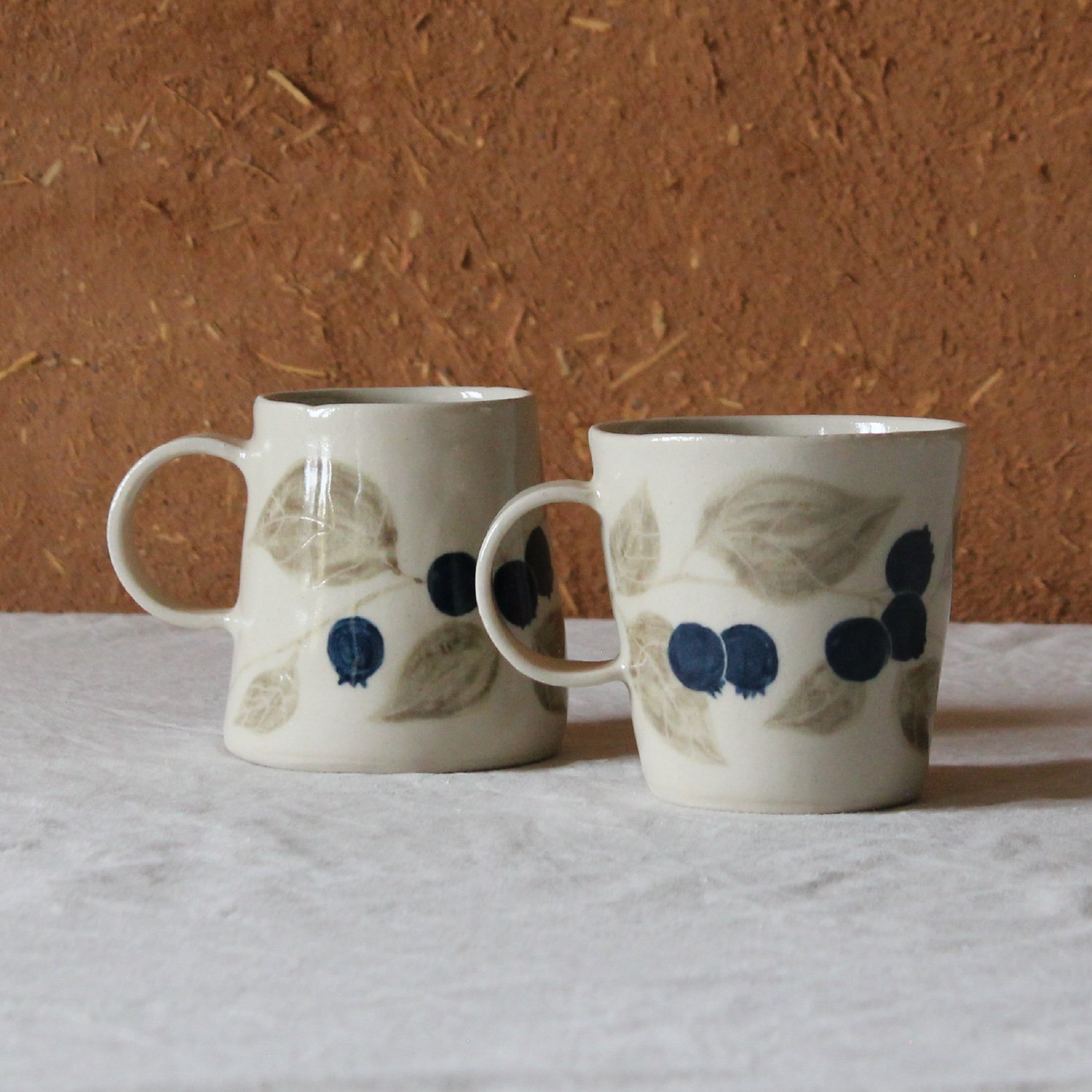 tasse-anse-conique-base-etroite-large-gres-myrtillier-nanteau-sur-lunain