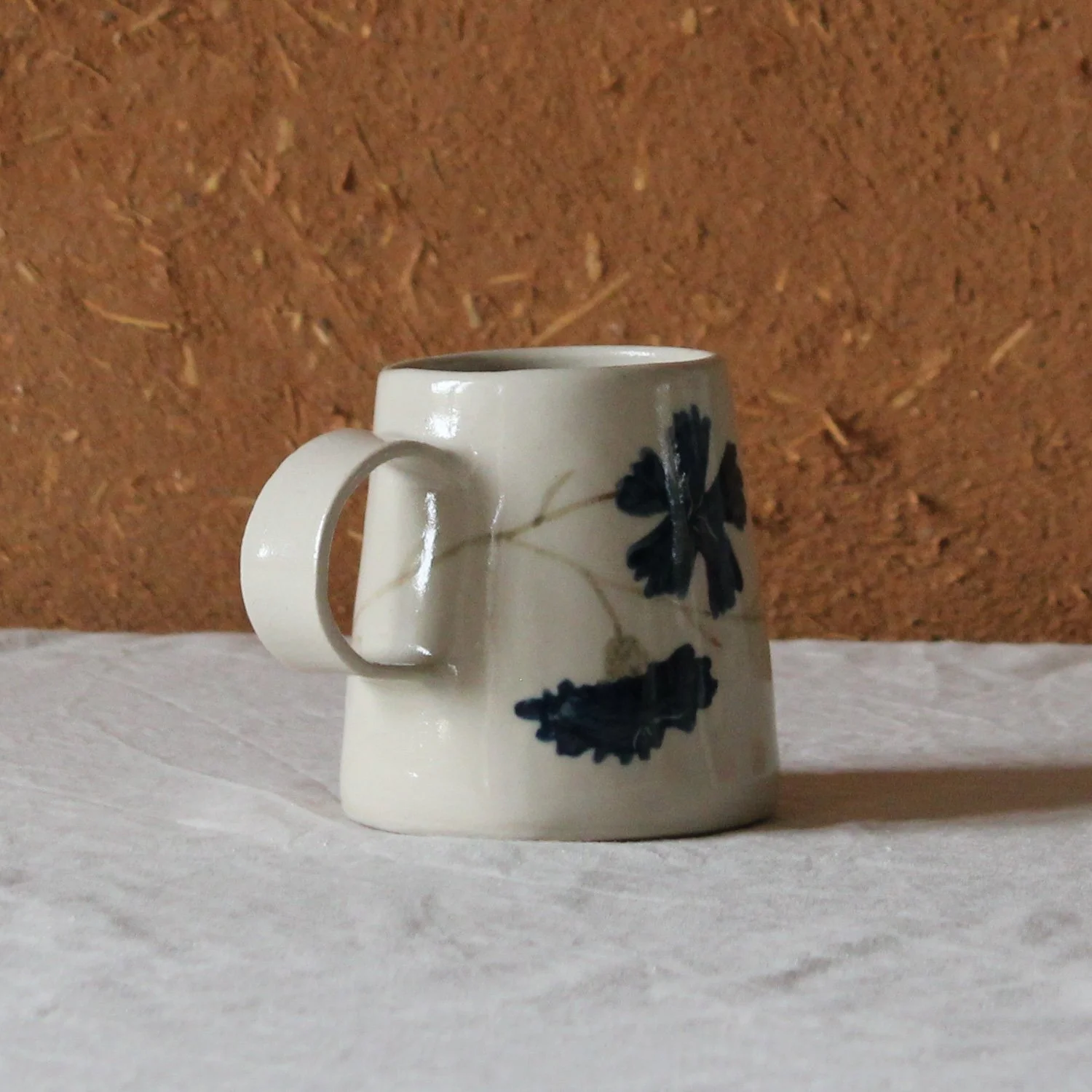 tasse-anse-conique-base-large-3-4-gres-bleuet-nanteau-sur-lunain