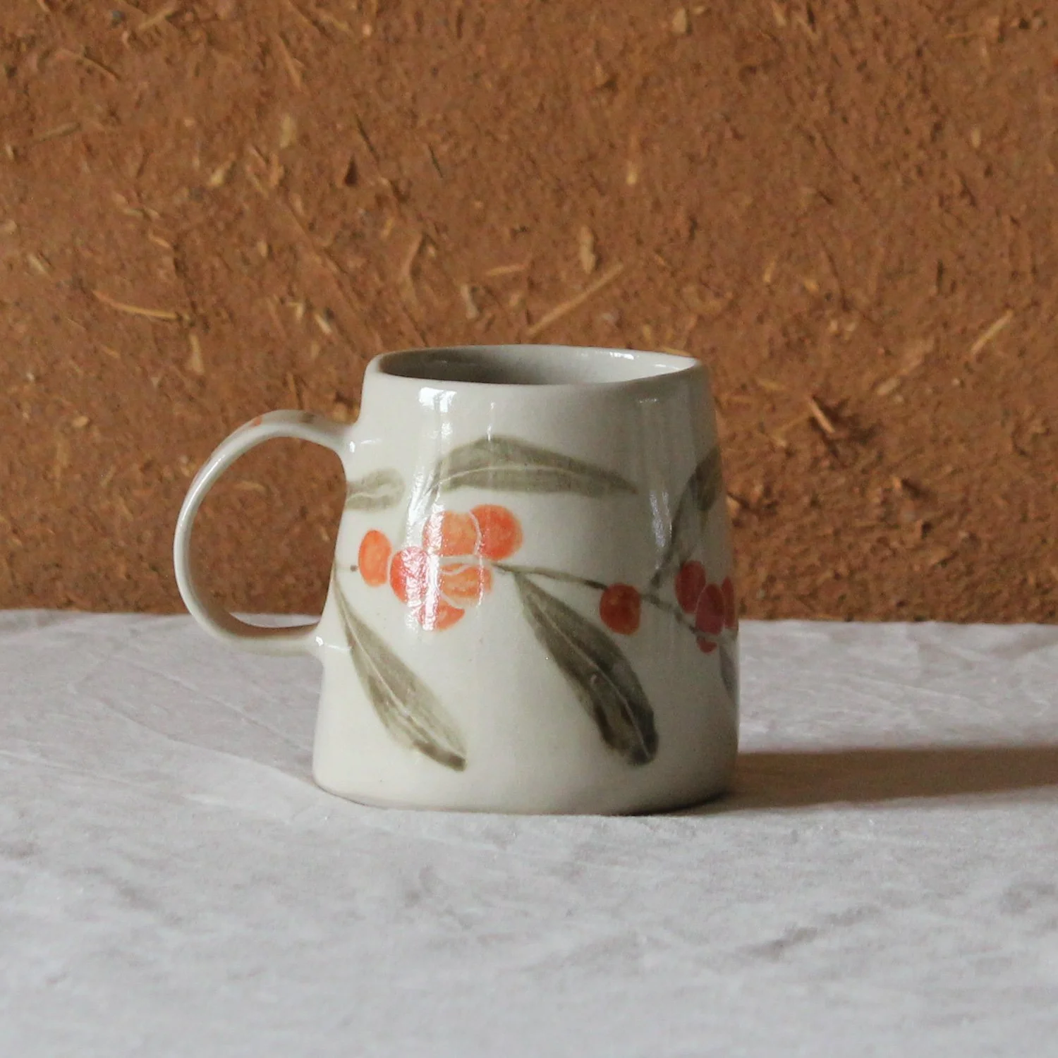tasse-anse-conique-base-large-gres-argousier-vert-nanteau-sur-lunain