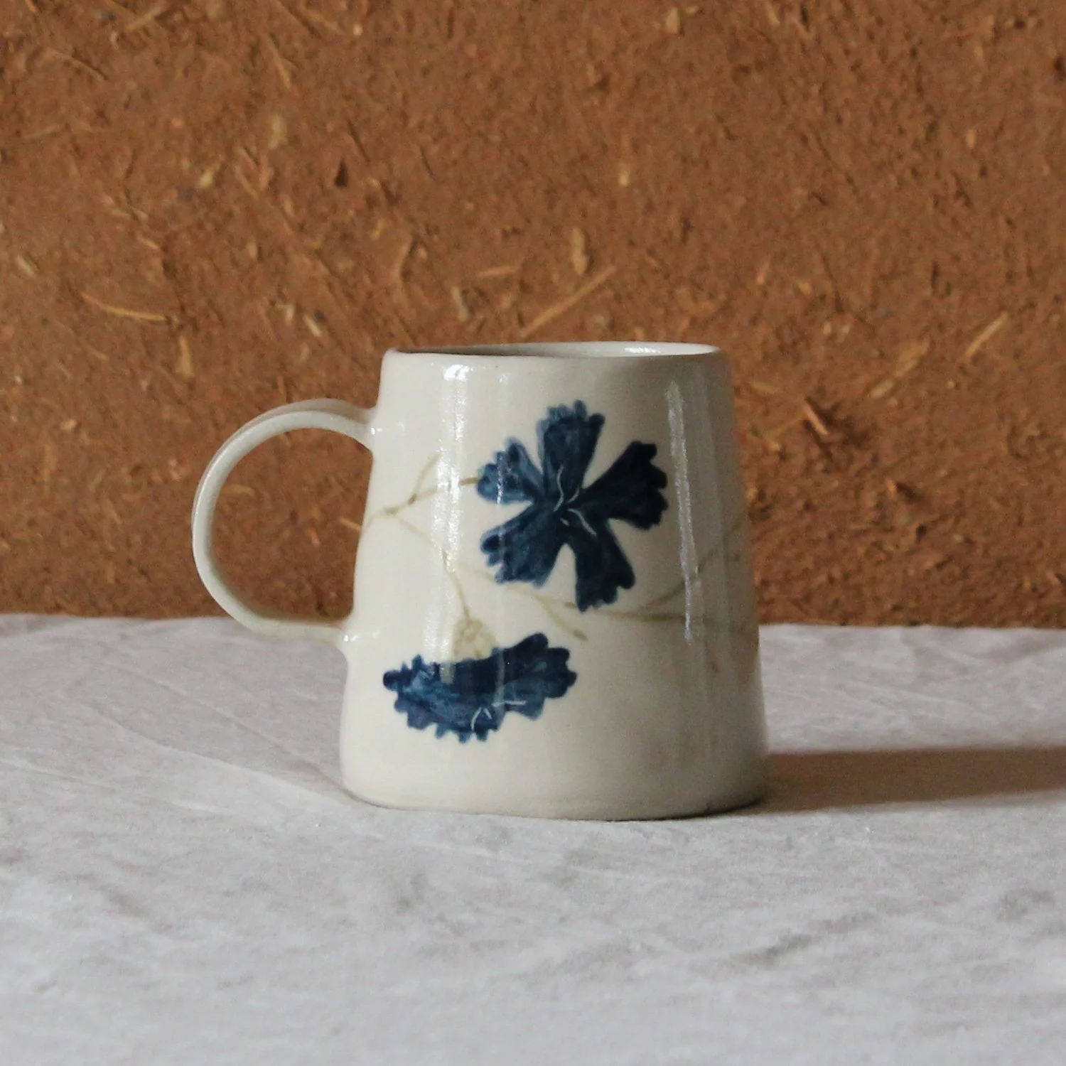 tasse-anse-conique-base-large-gres-bleuet-nanteau-sur-lunain