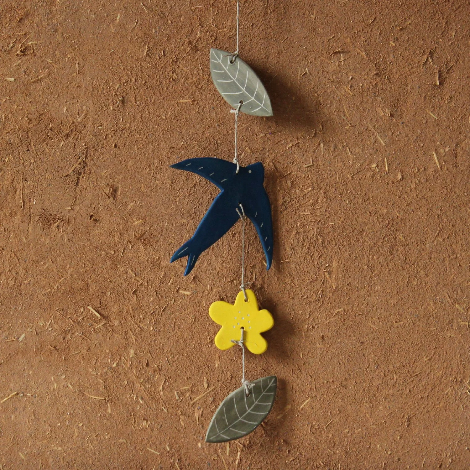 mobile-gres-hirondelle-bleu-feuilles-vertes-fleur-jaune-nanteau-sur-lunain