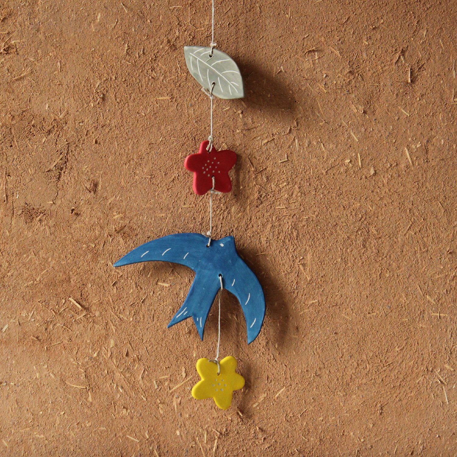 mobile-gres-hirondelle-bleu-feuilles-vertes-fleurs-rouge-jaune-nanteau-sur-lunain