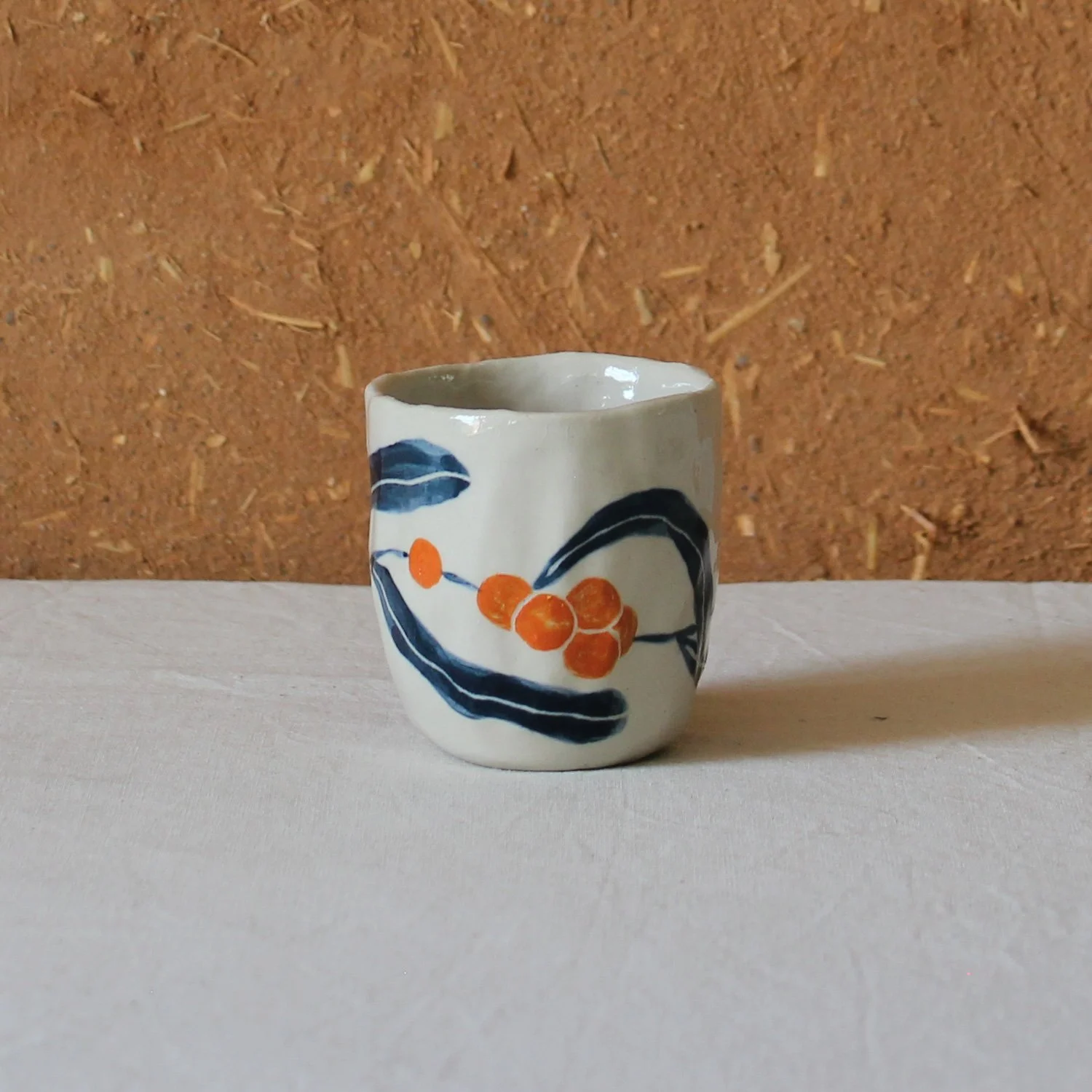  Tasse à café en grès motif argousier (peinture), création artisanale à Nanteau-sur-Lunain 
